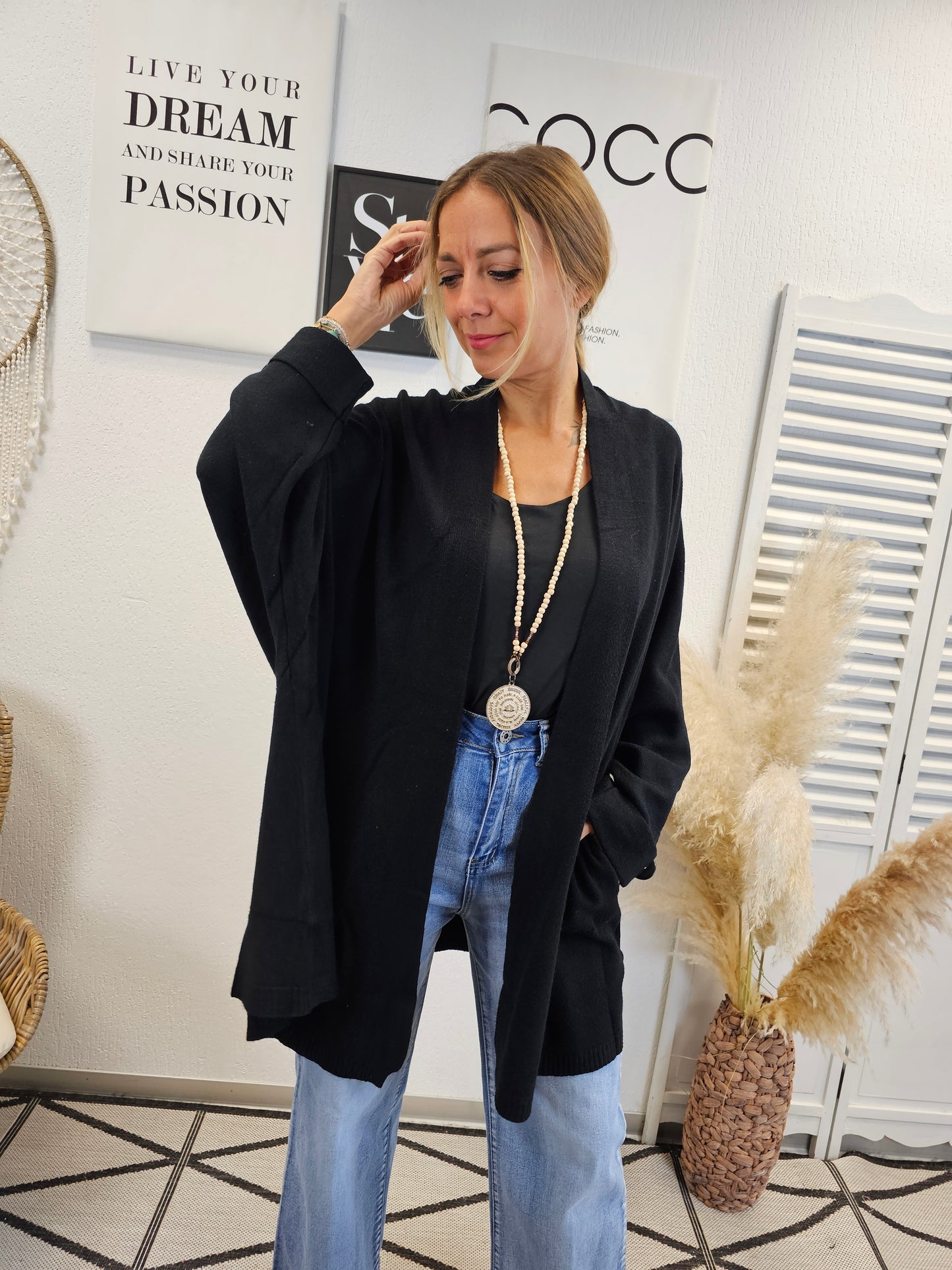Weiche Strickjacke in Schwarz mit Knöpfen und Taschen