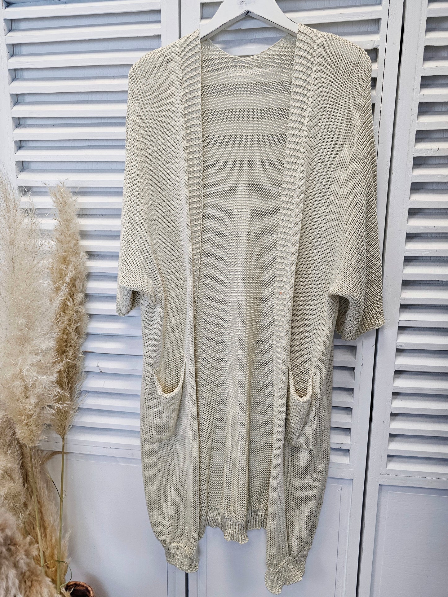 Lange grobgehäkelte Strickjacke mit Taschen in verschiedenen Farben