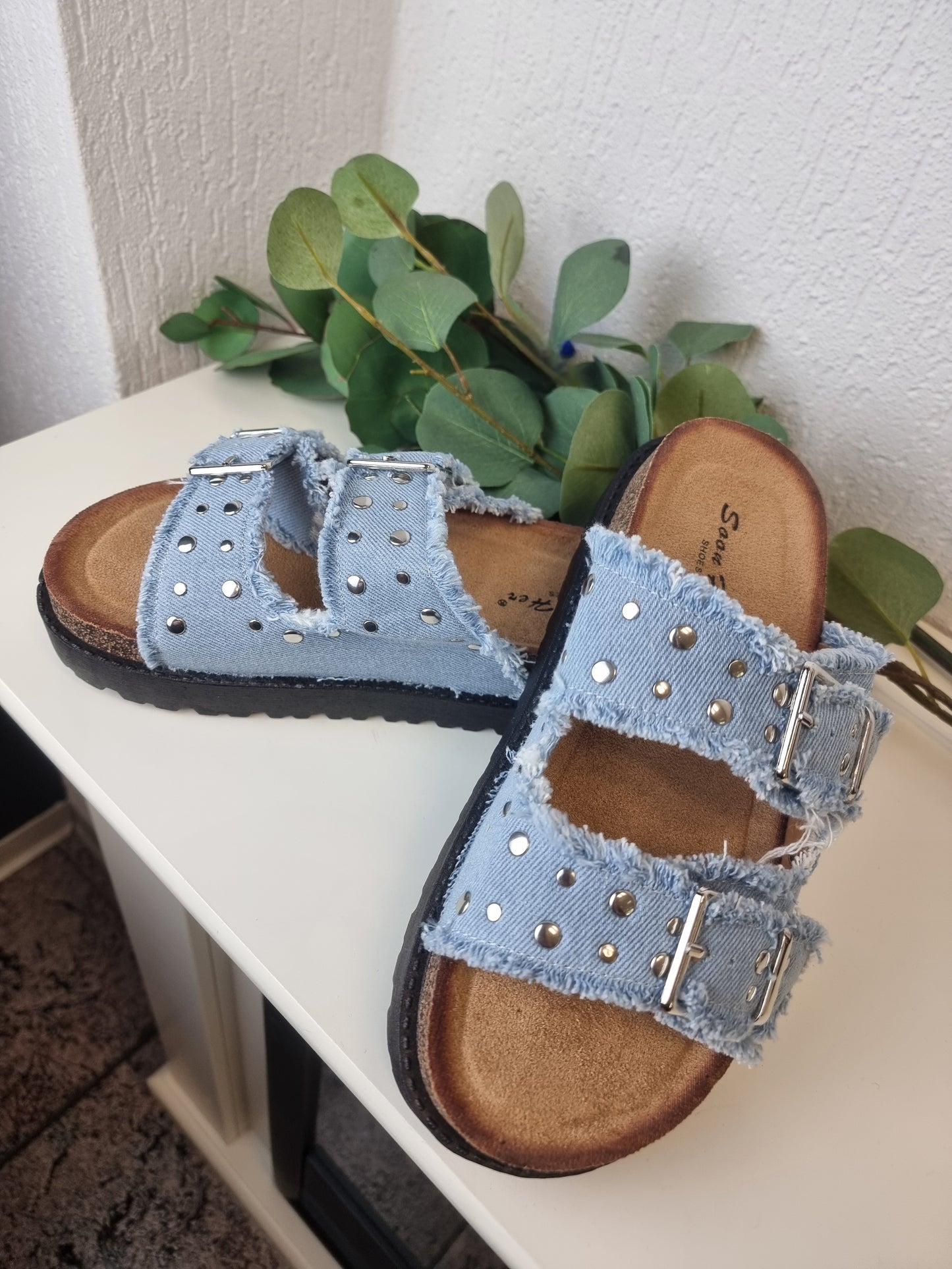 Sandale mit Doppelschnalle aus Jeans und Nieten