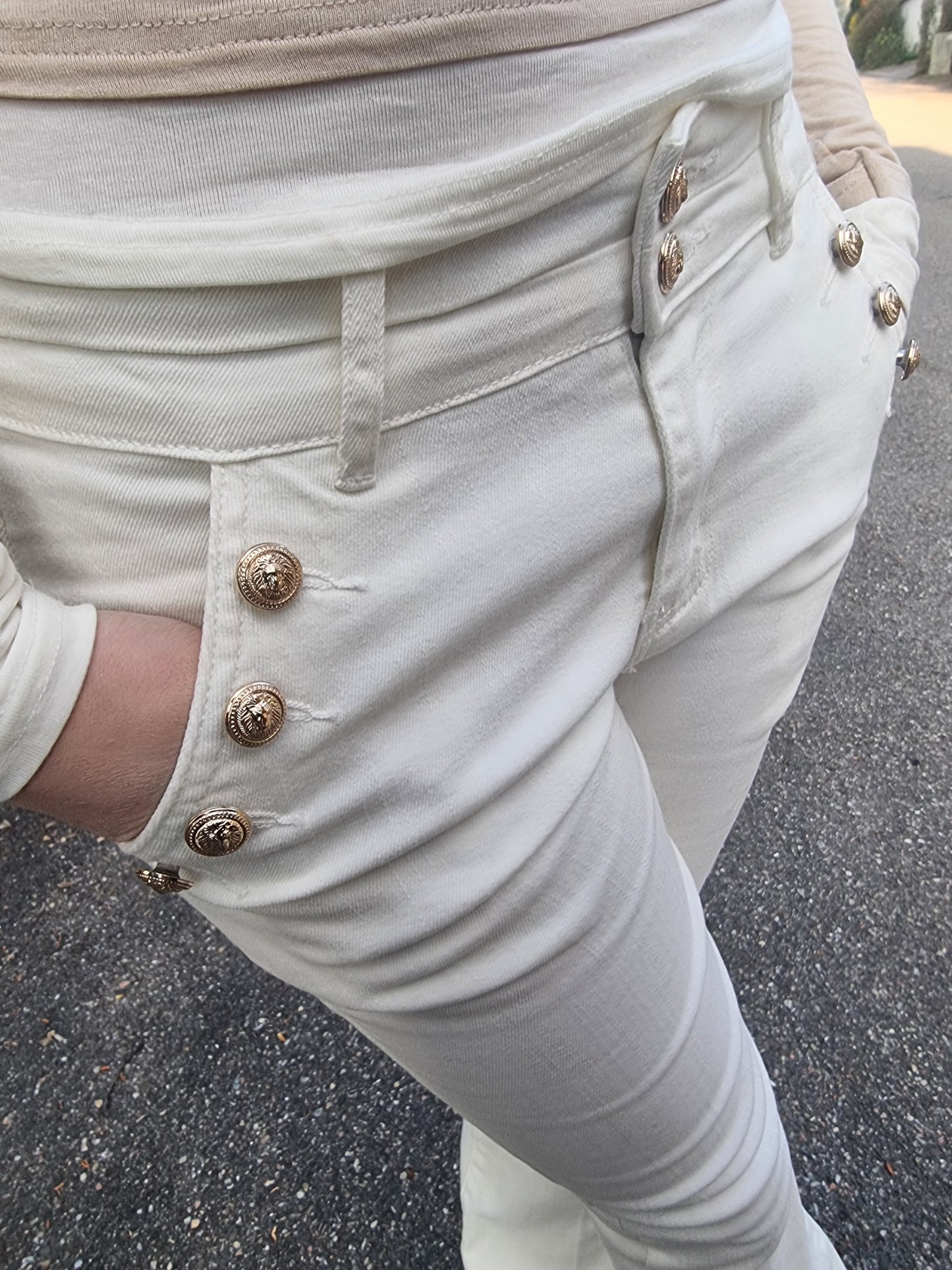 Hose in Eierschalenweiß mit leicht ausgestellten Bein und goldenen Knöpfen von Zac&Zoe