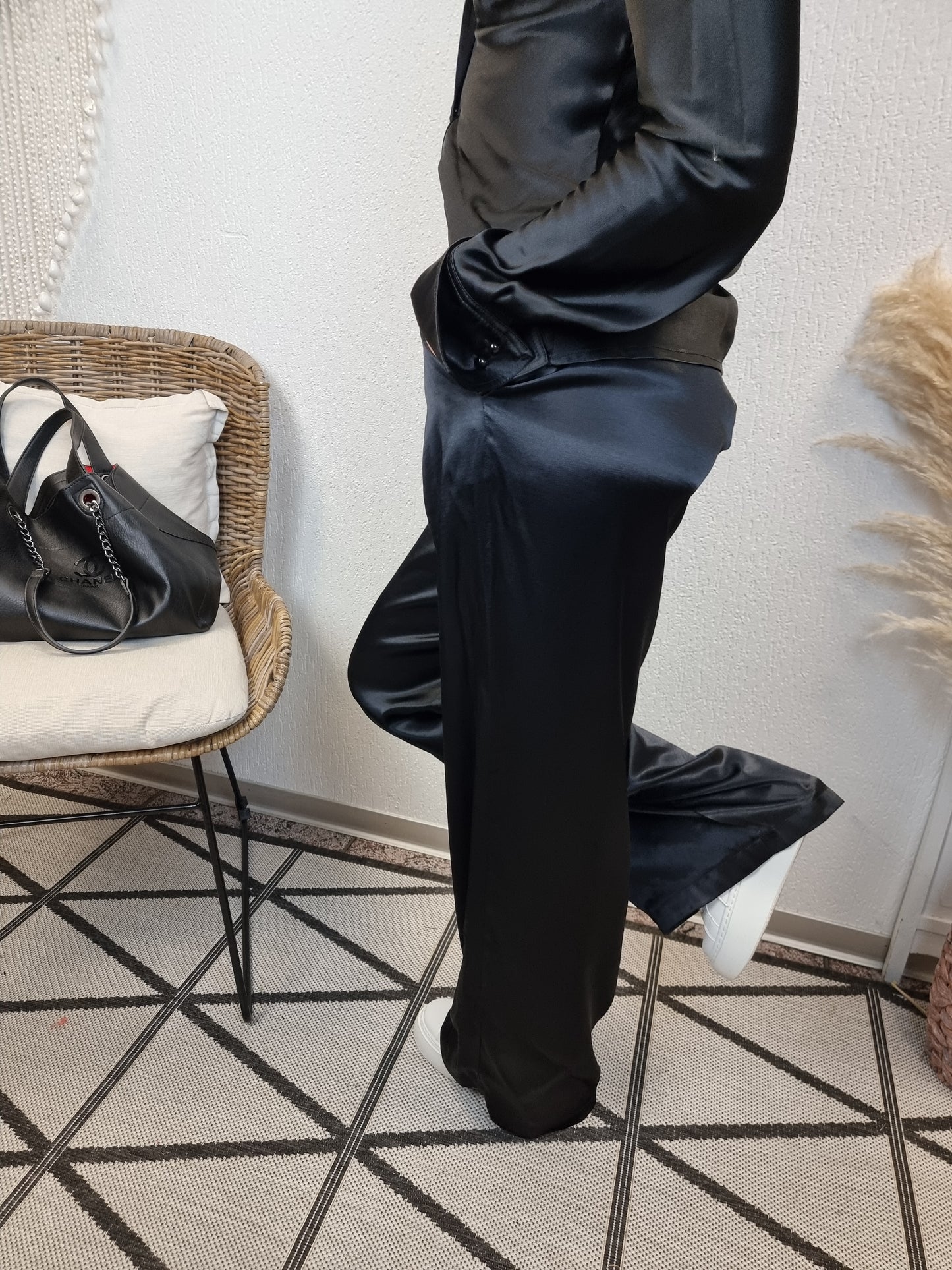 Weite Satinhose in Schwarz
