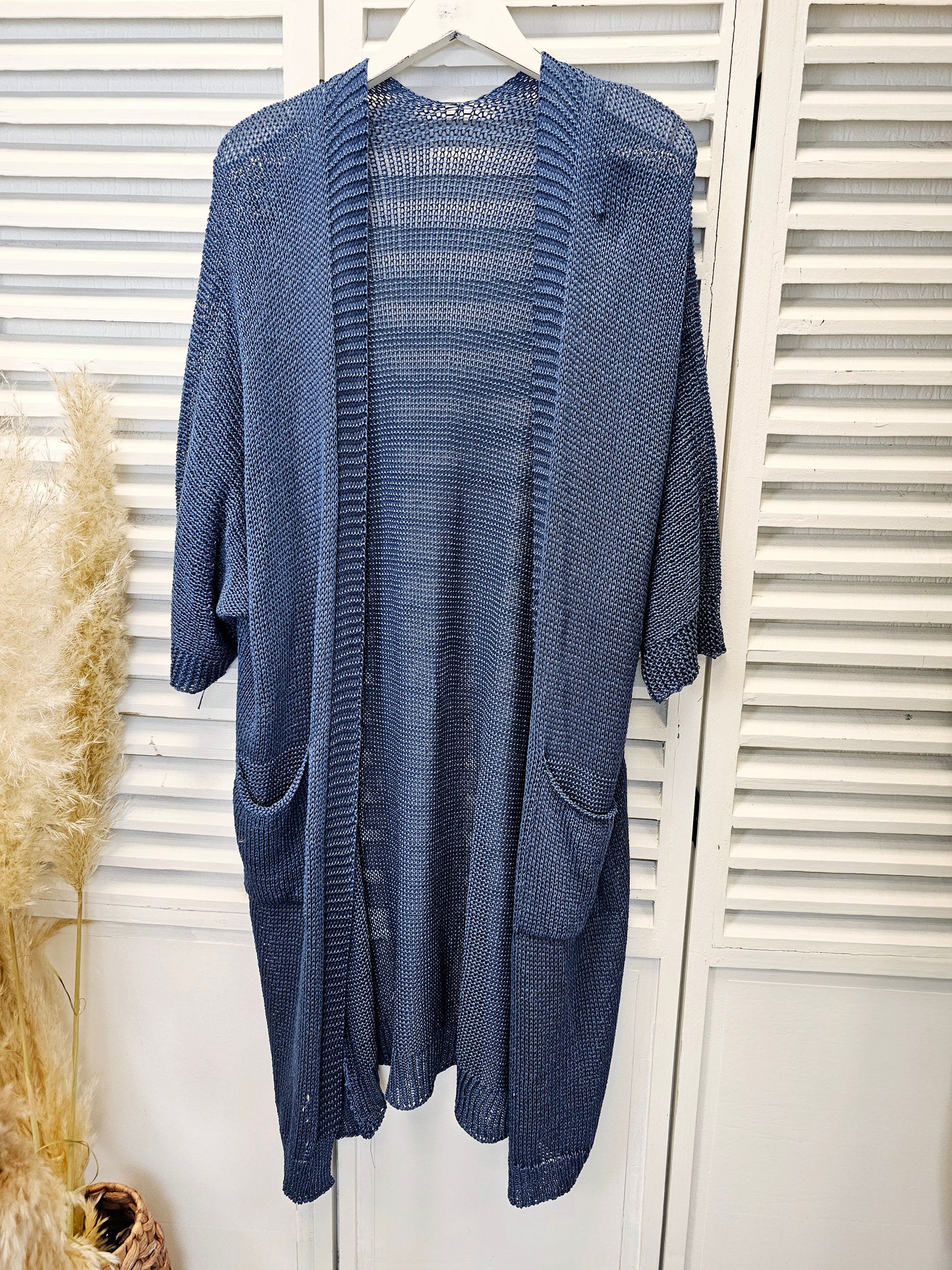 Lange grobgehäkelte Strickjacke mit Taschen in verschiedenen Farben