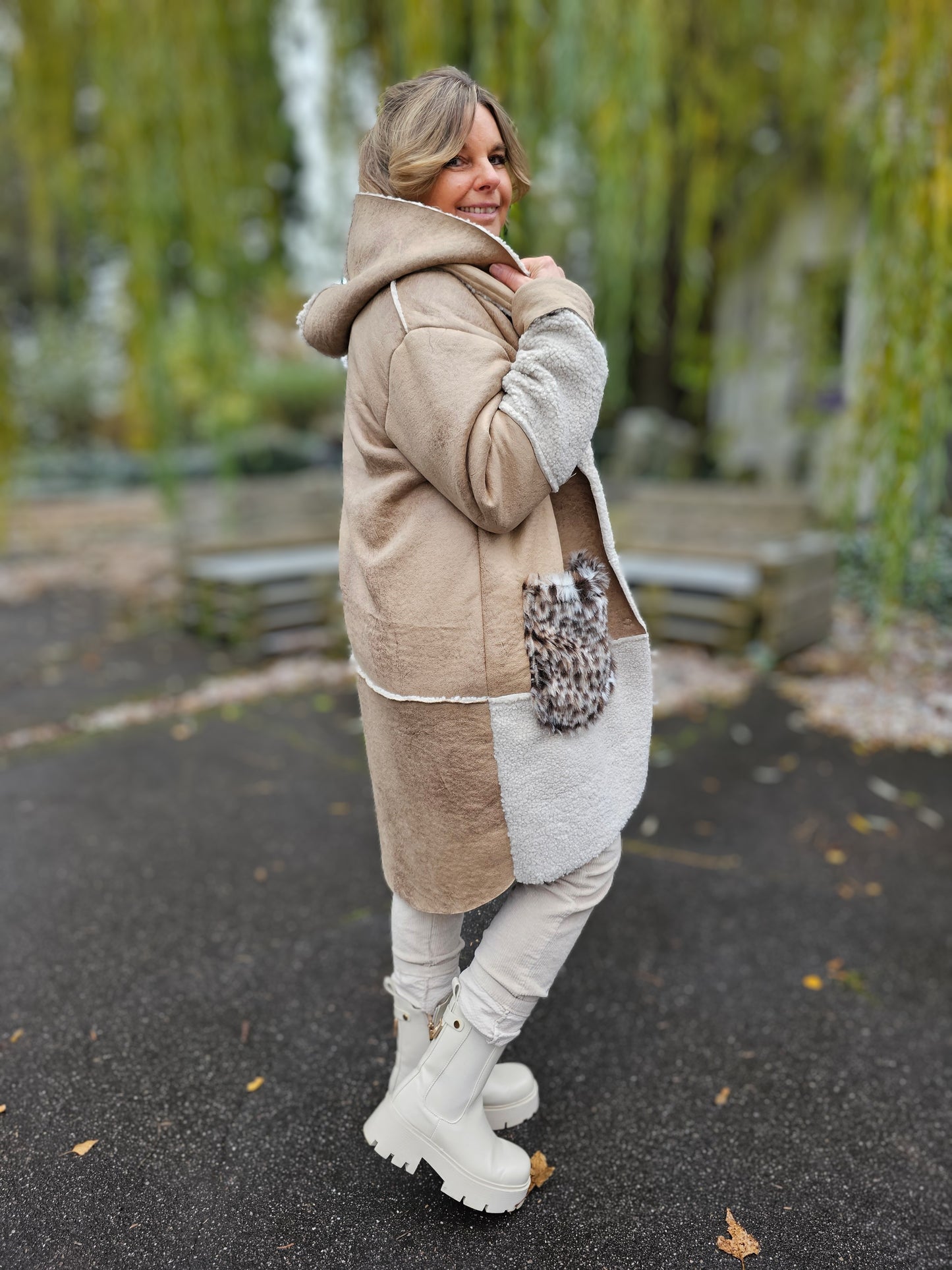 Teddymantel Velouroptik mit Leoprint-Taschen