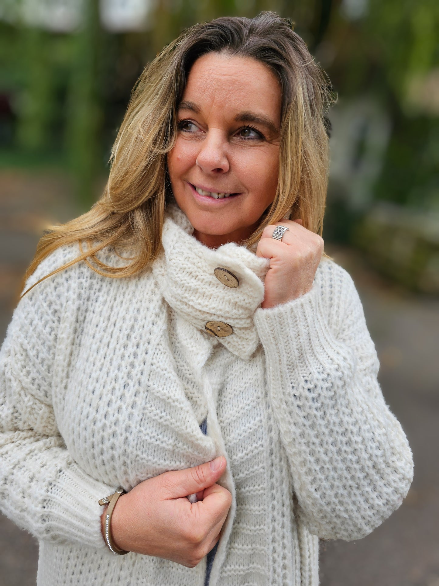 Strickjacke mit Schalkragen mit Knöpfen in Natur Lanawolle