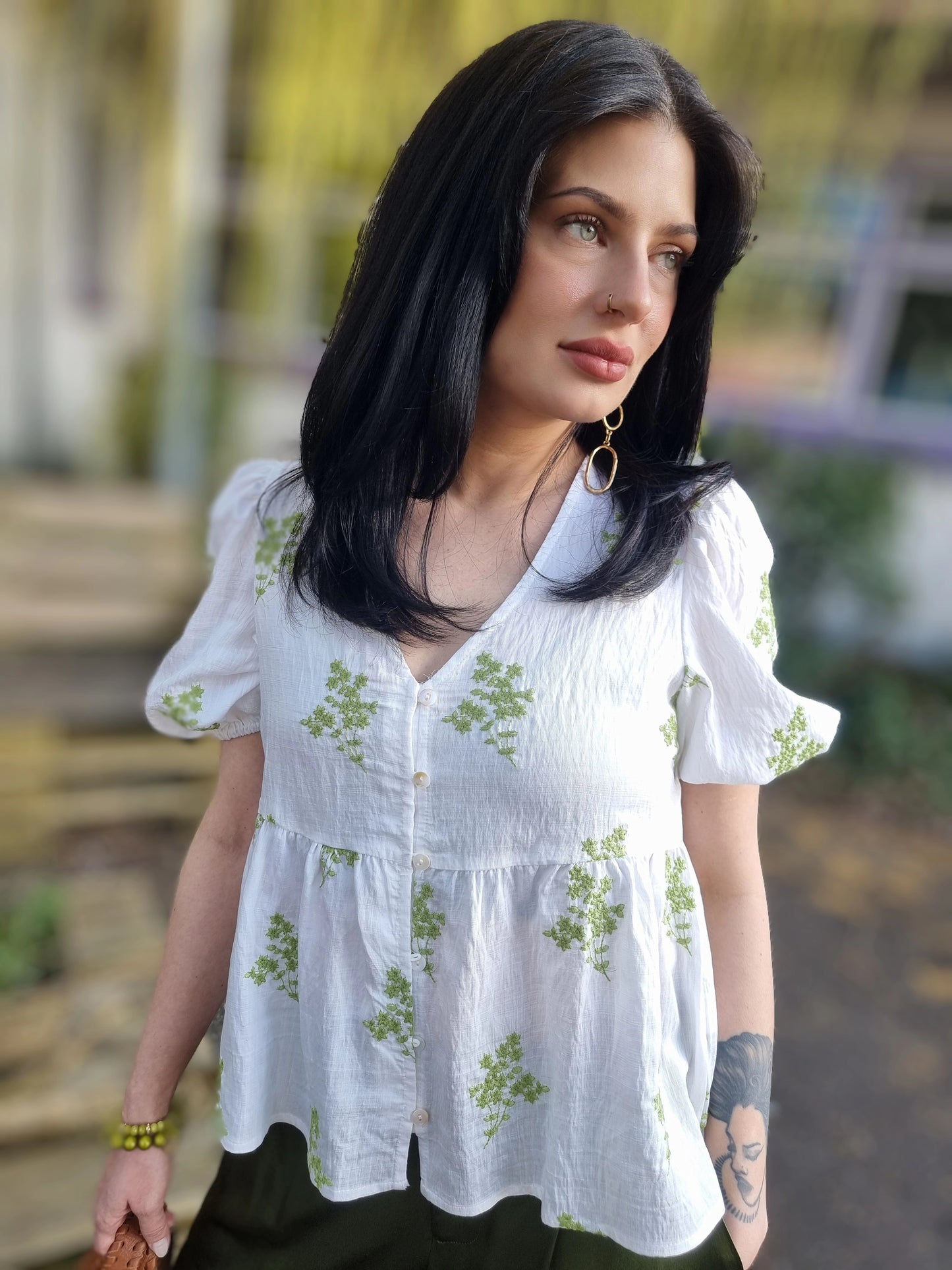 Weisse Bluse mit aufgestickten grünen Blumen und Knopfleiste vorne, romantische Kurzarmbluse mit Rüschensaum