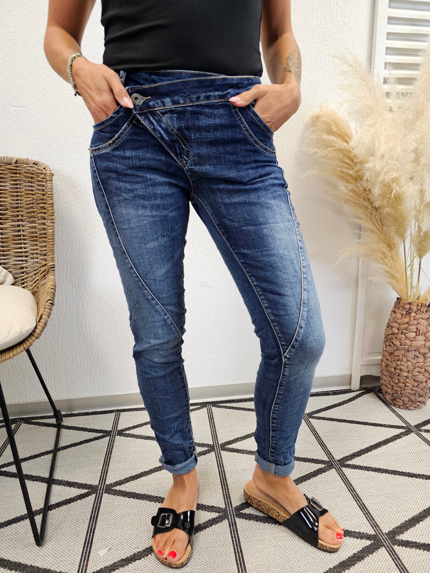 Jeans Low Rise mit asymmetrischem Bund und Nähten Mozaar F012B