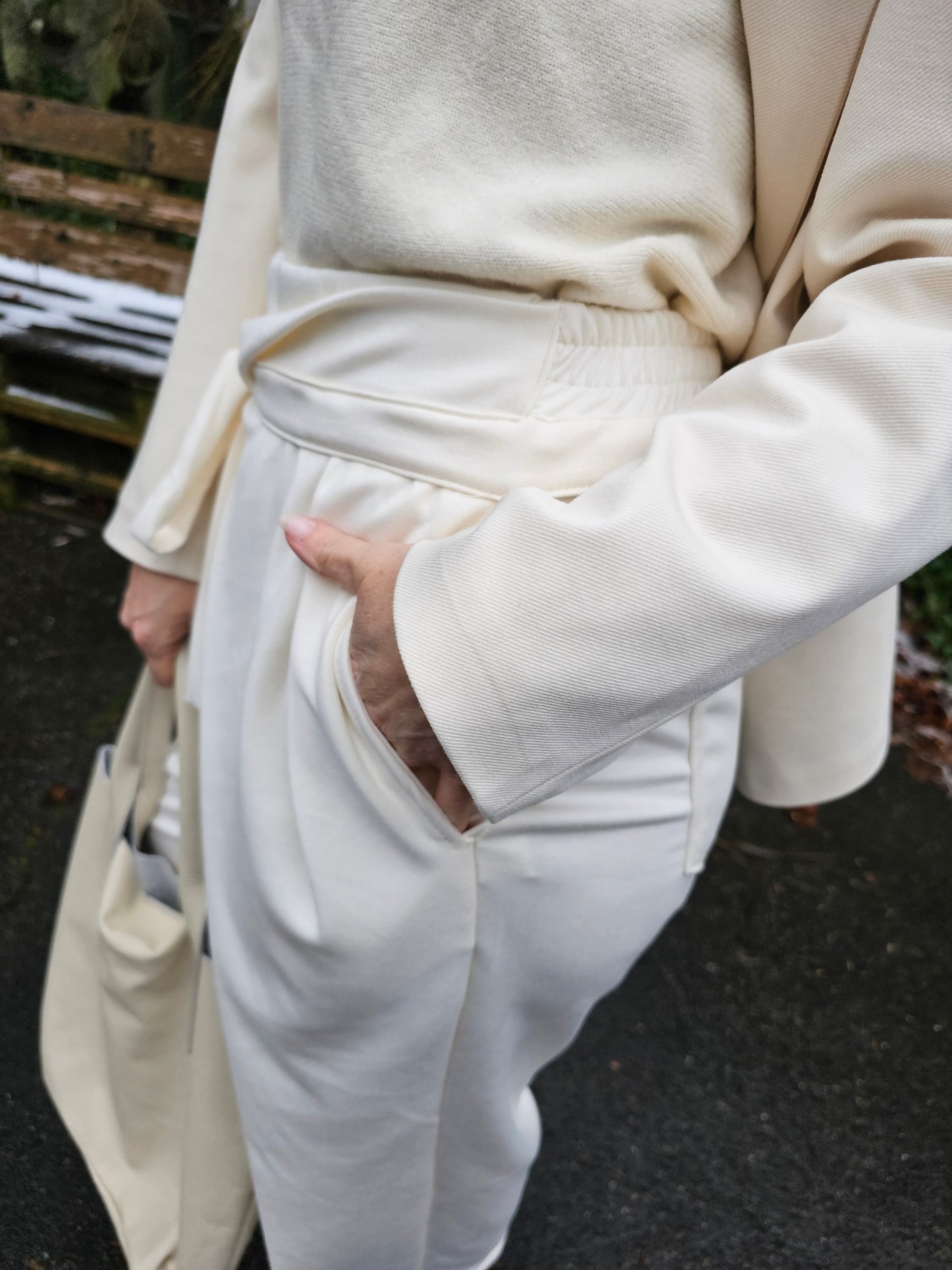 Weite Hose mit Überschlag und Schleife, Creme