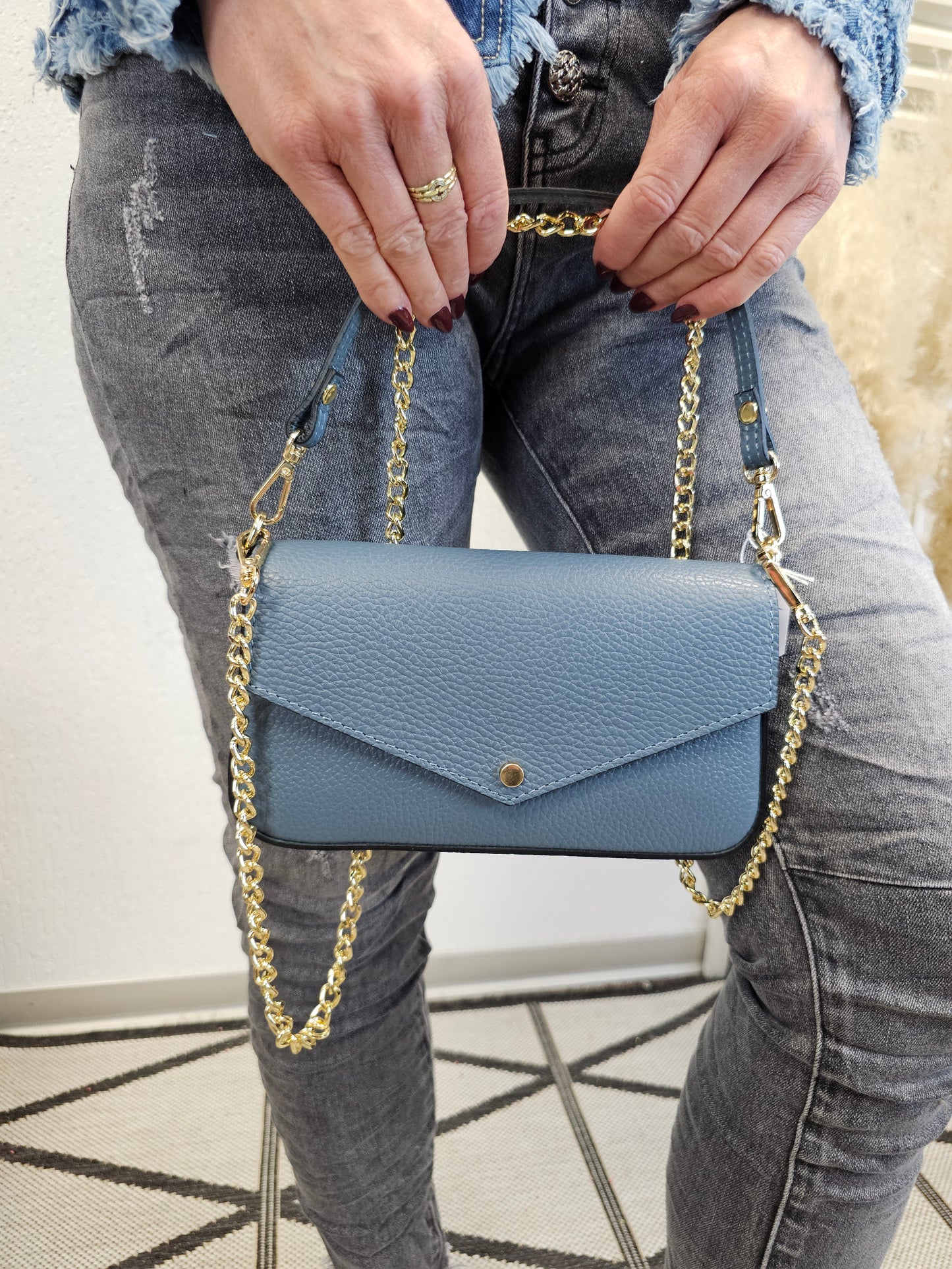 Kleine Leder-Handtasche / Umhängetasche mit goldenen Ketten in verschiedenen Farben