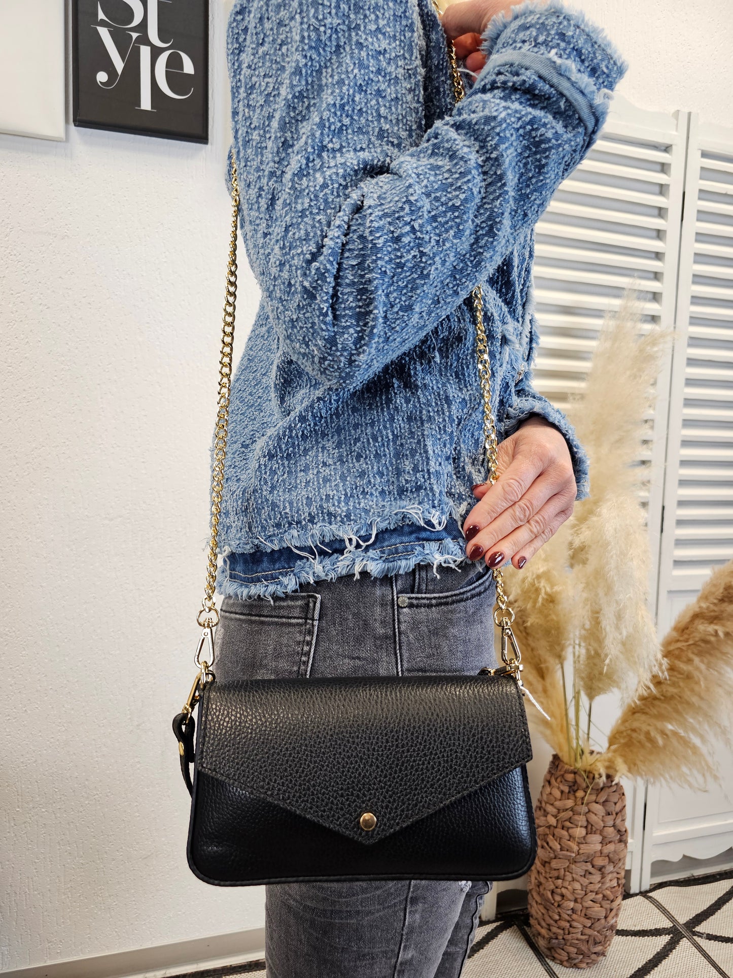 Kleine Leder-Handtasche / Umhängetasche mit goldenen Ketten in verschiedenen Farben