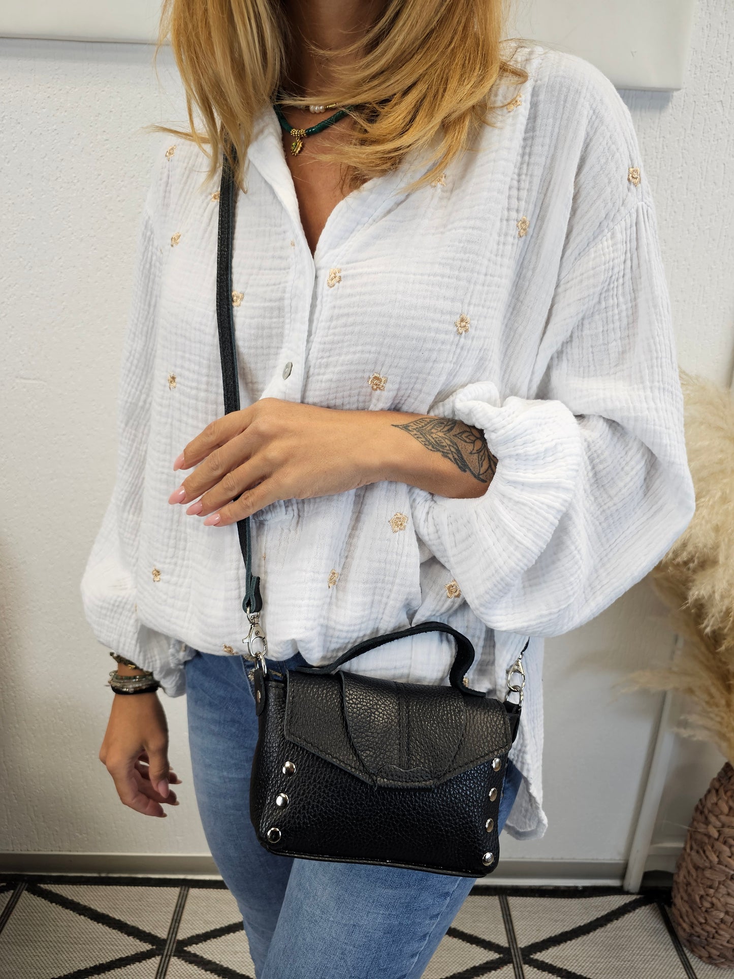 Kleine Leder- Handtasche/Umhängetasche mit Nieten in verschiedenen Farben