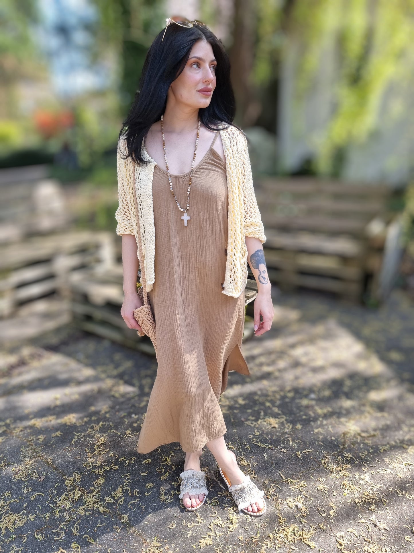 Kurze Loch-Weste in 2 verschiedenen Farben, kurze Strickjacke
