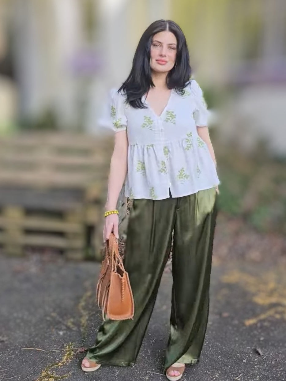 Weisse Bluse mit aufgestickten grünen Blumen und Knopfleiste vorne, romantische Kurzarmbluse mit Rüschensaum