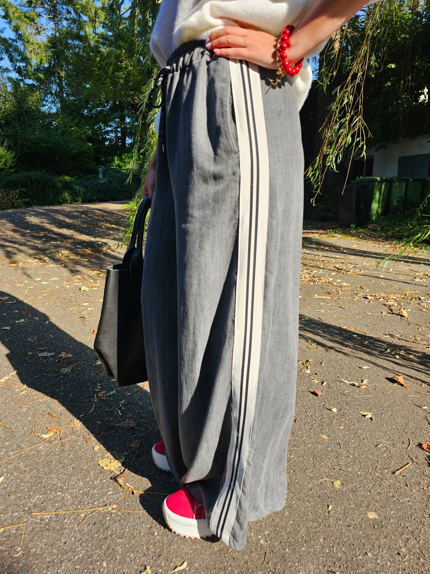 Weite Hose mit Gummibund und Streifen im Washed-Out Grau