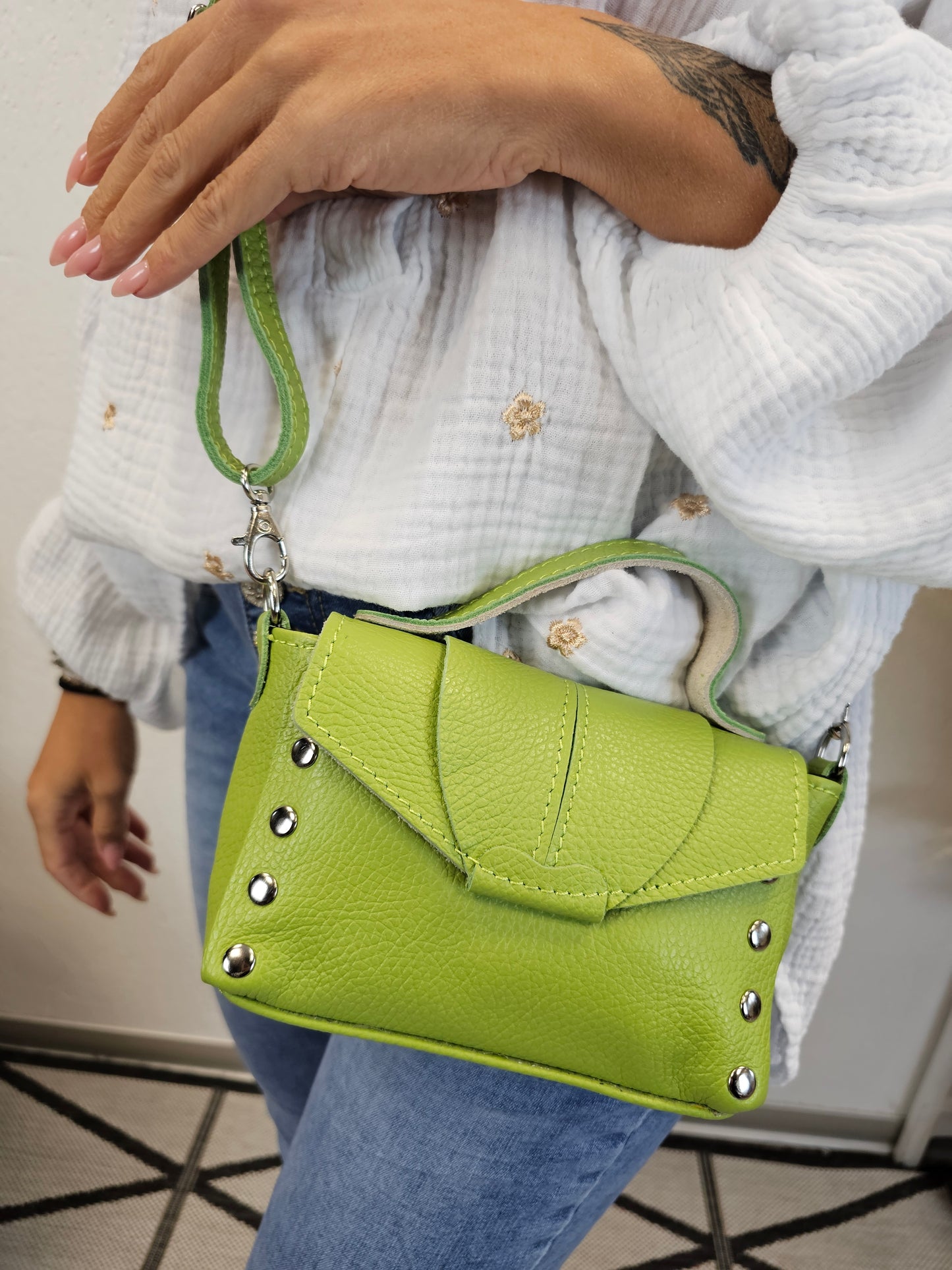 Kleine Leder- Handtasche/Umhängetasche mit Nieten in verschiedenen Farben