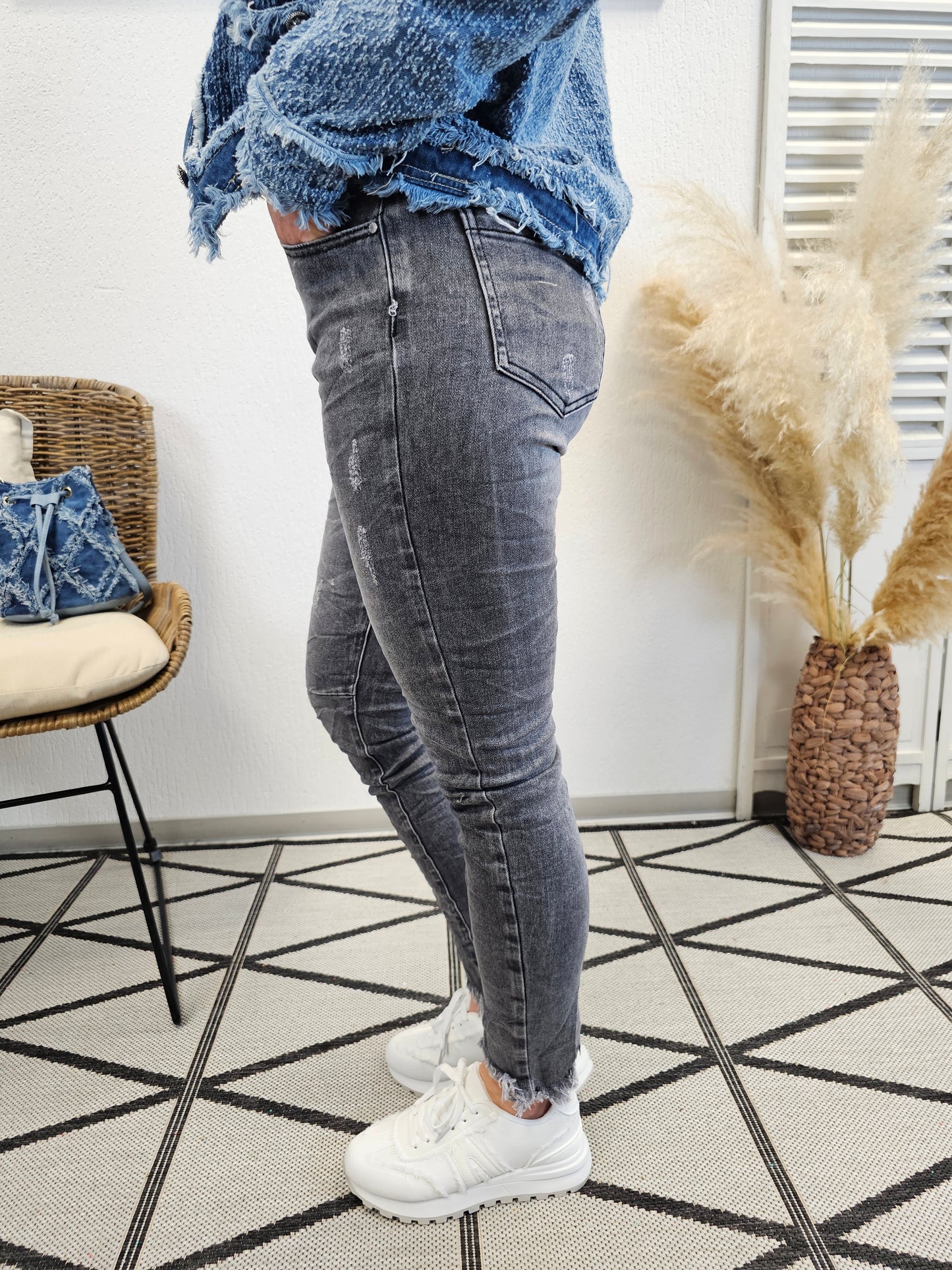 Schwarze verwaschene Jeans mit Fransen HS-5988
