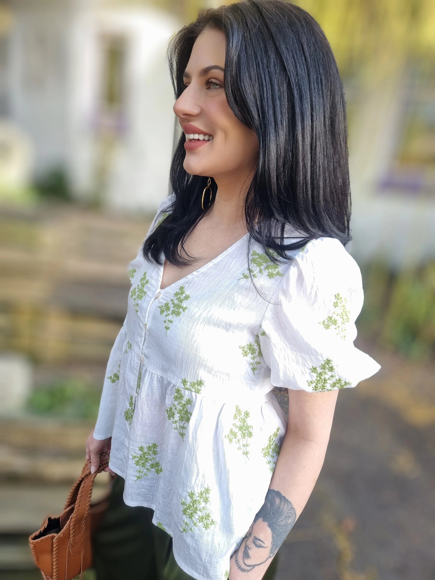 Weisse Bluse mit aufgestickten grünen Blumen und Knopfleiste vorne, romantische Kurzarmbluse mit Rüschensaum