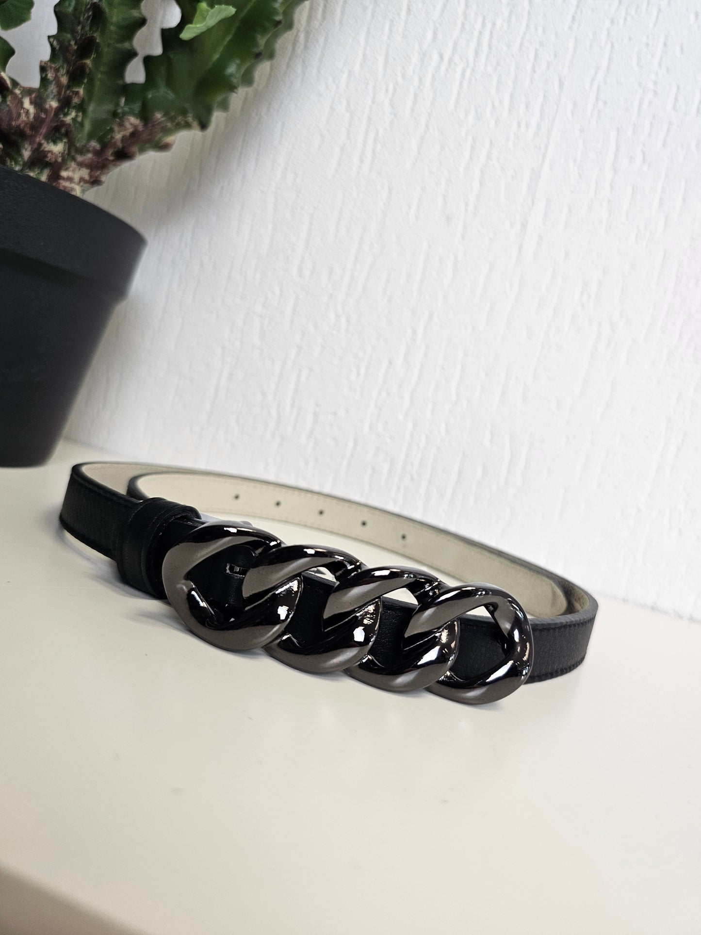 Schwarzer, dünner Echtledergürtel mit schwarzer Schnalle nur noch Größe 80 verfügbar