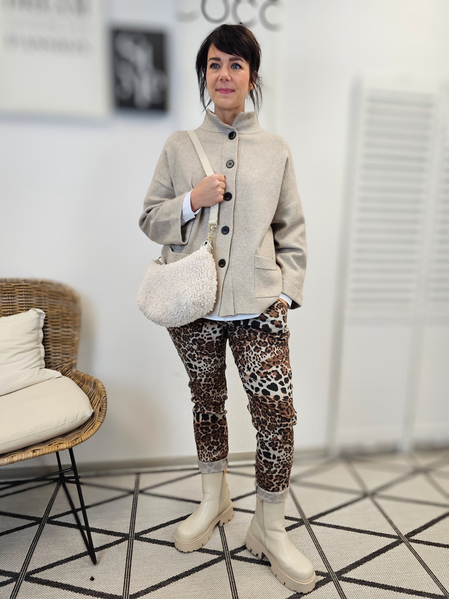 Jogpants Leoprint mit Stretchbund und Gürtel