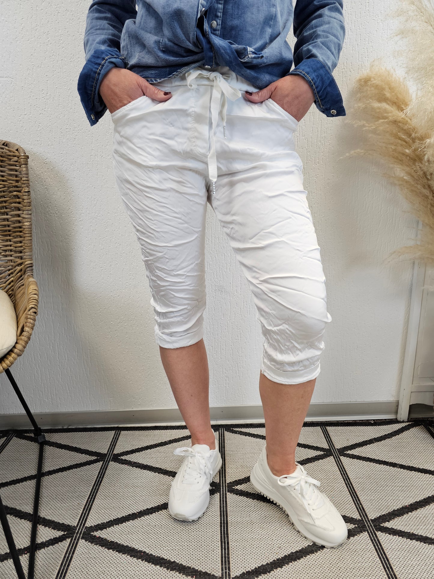 Kurze Capri Satin Jogpants in weiss oder pink.
