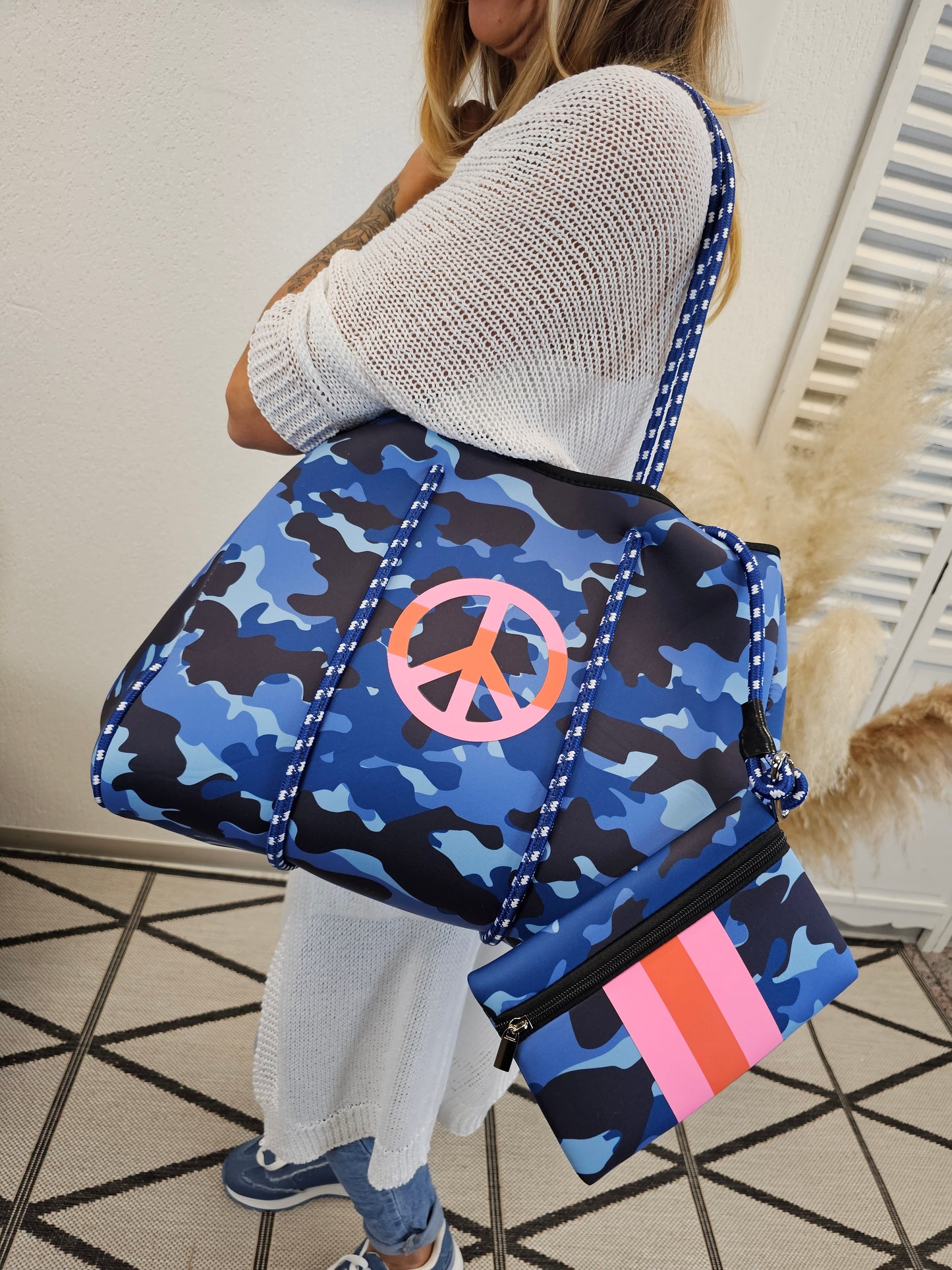 Große Tragetasche Peace in Dunkelblau Camouflage Print Neopren Material