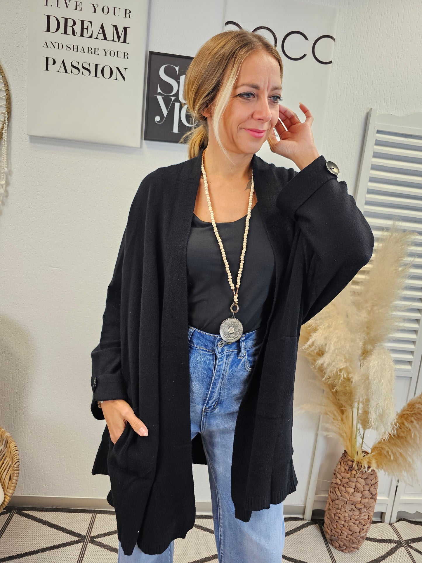 Weiche Strickjacke in Schwarz mit Knöpfen und Taschen