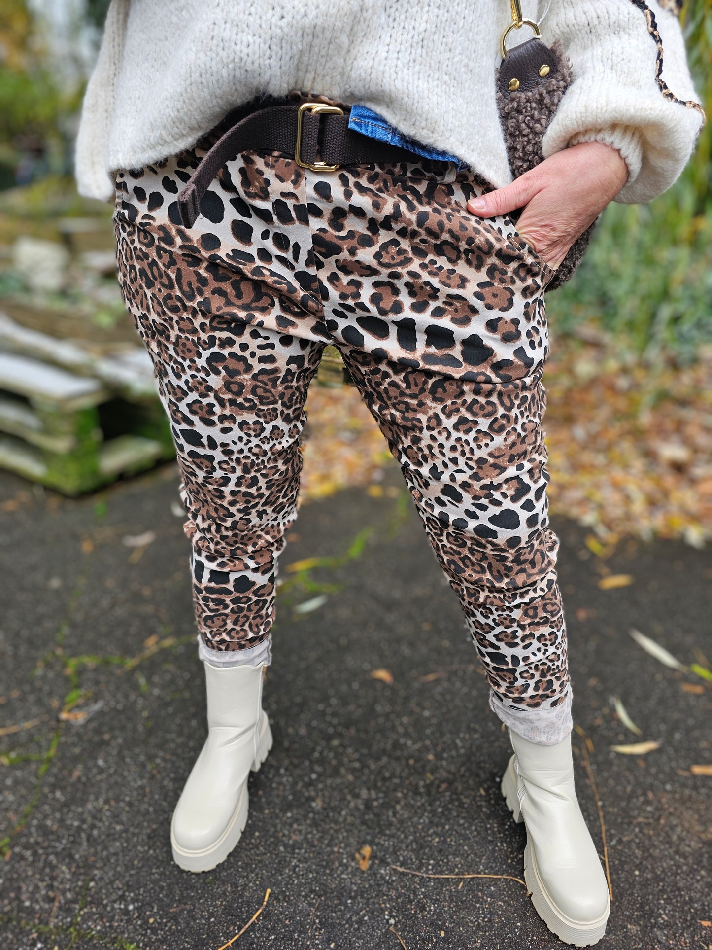 Jogpants Leoprint mit Stretchbund und Gürtel