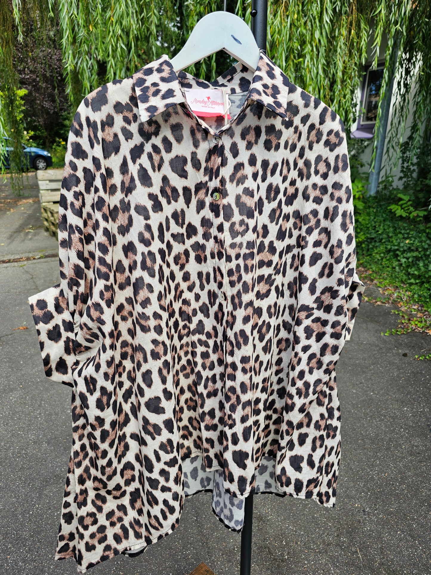 Transparente Bluse mit Leomuster und kurzen Volantärmeln