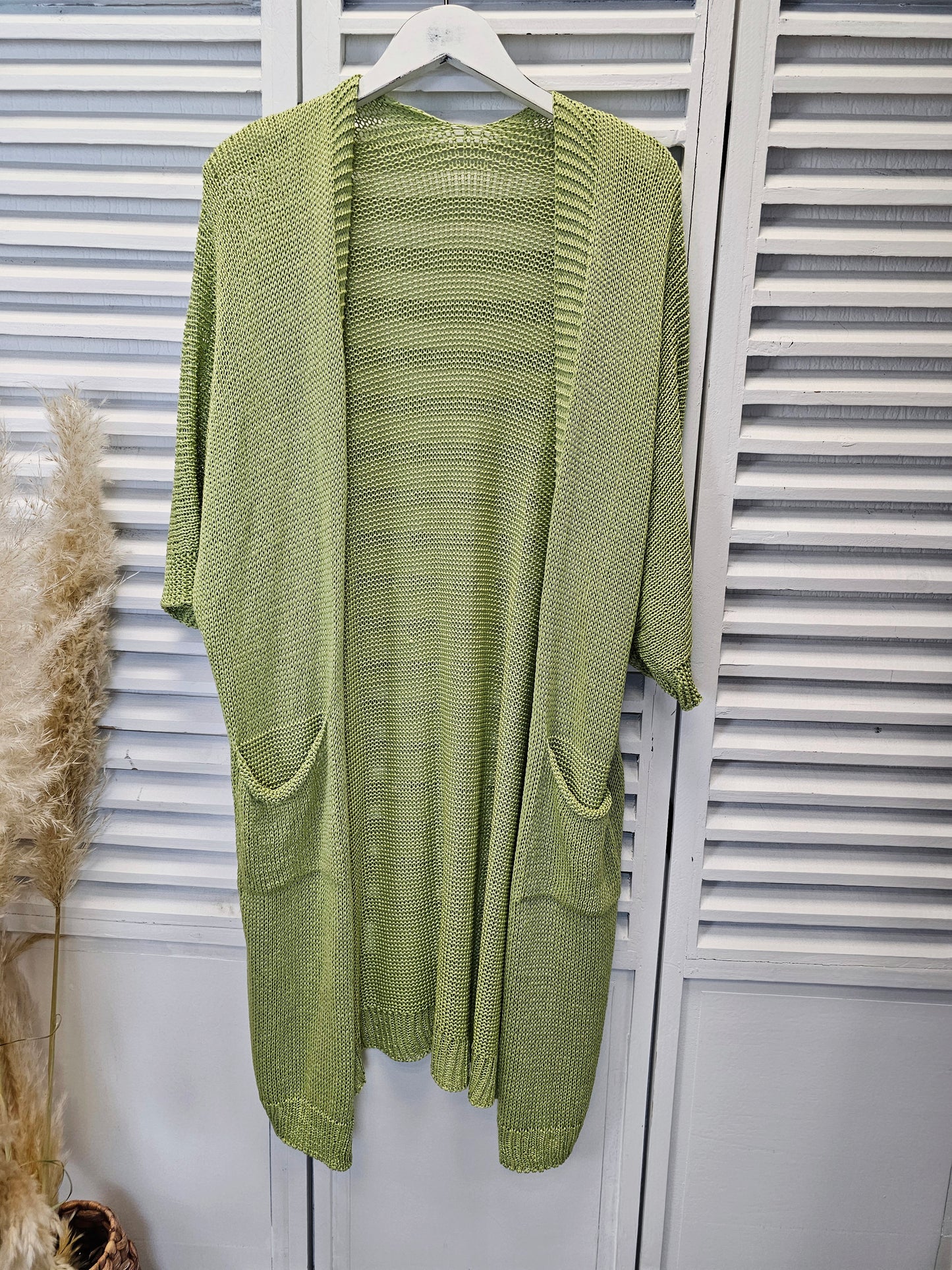 Lange grobgehäkelte Strickjacke mit Taschen in verschiedenen Farben