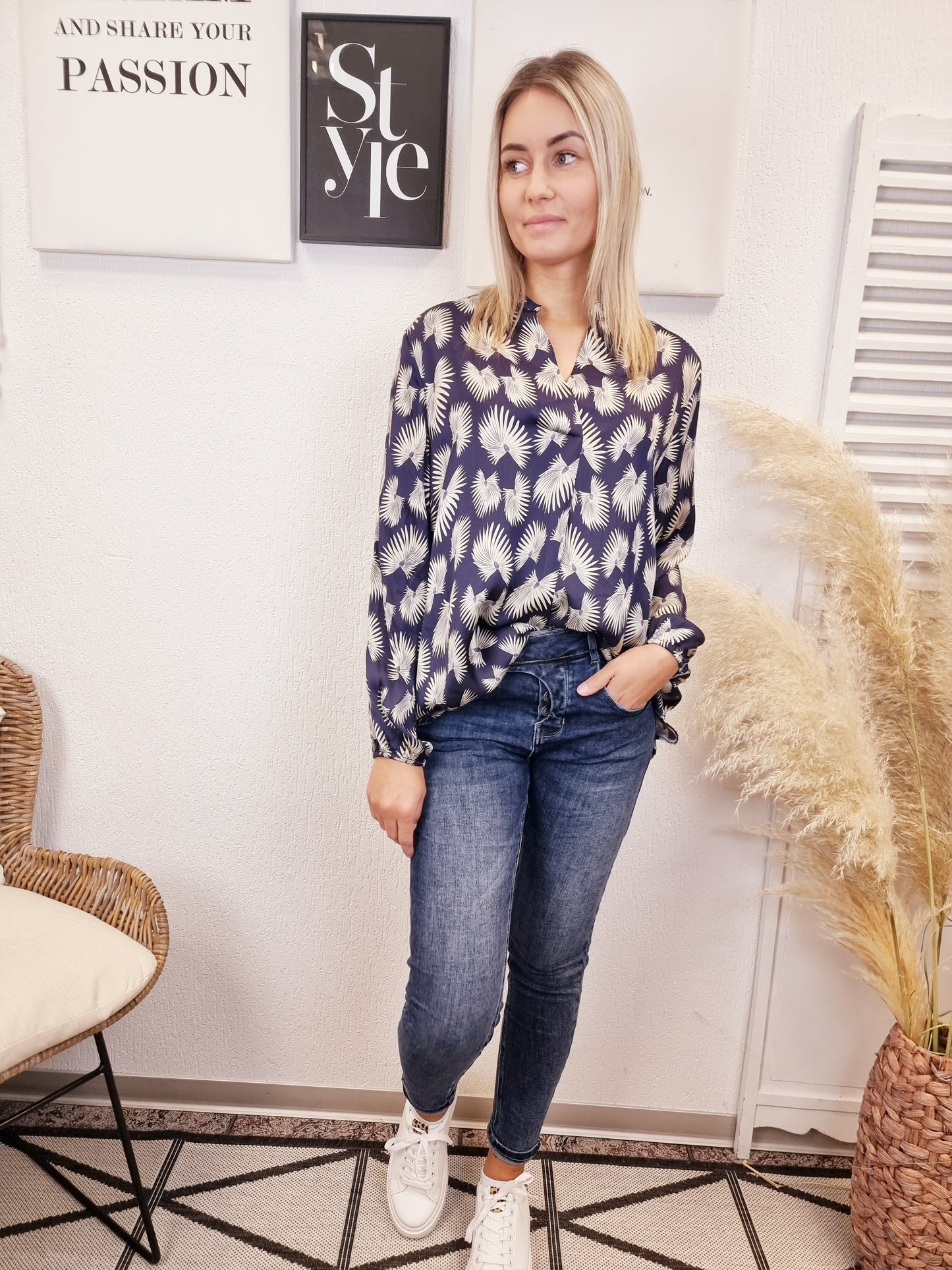 Seidige Bluse in Marine mit floralem Muster