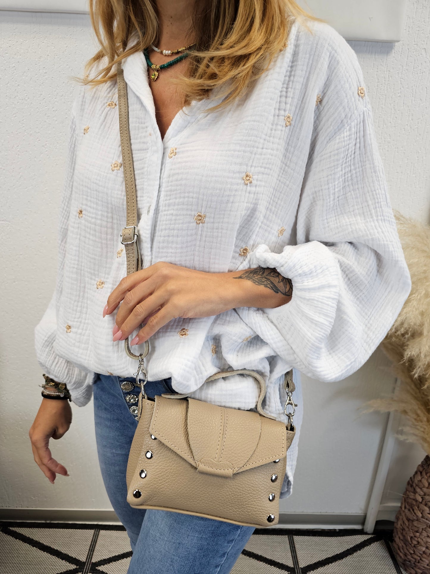 Kleine Leder- Handtasche/Umhängetasche mit Nieten in verschiedenen Farben
