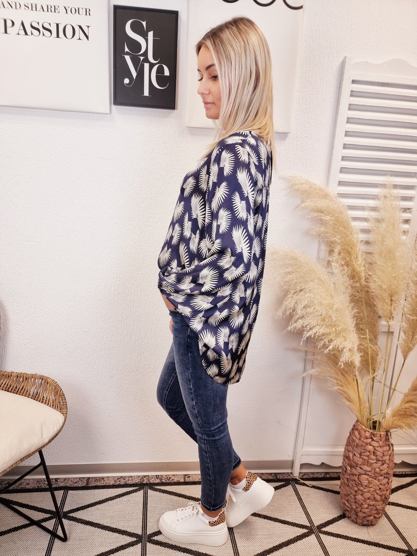 Seidige Bluse in Marine mit floralem Muster