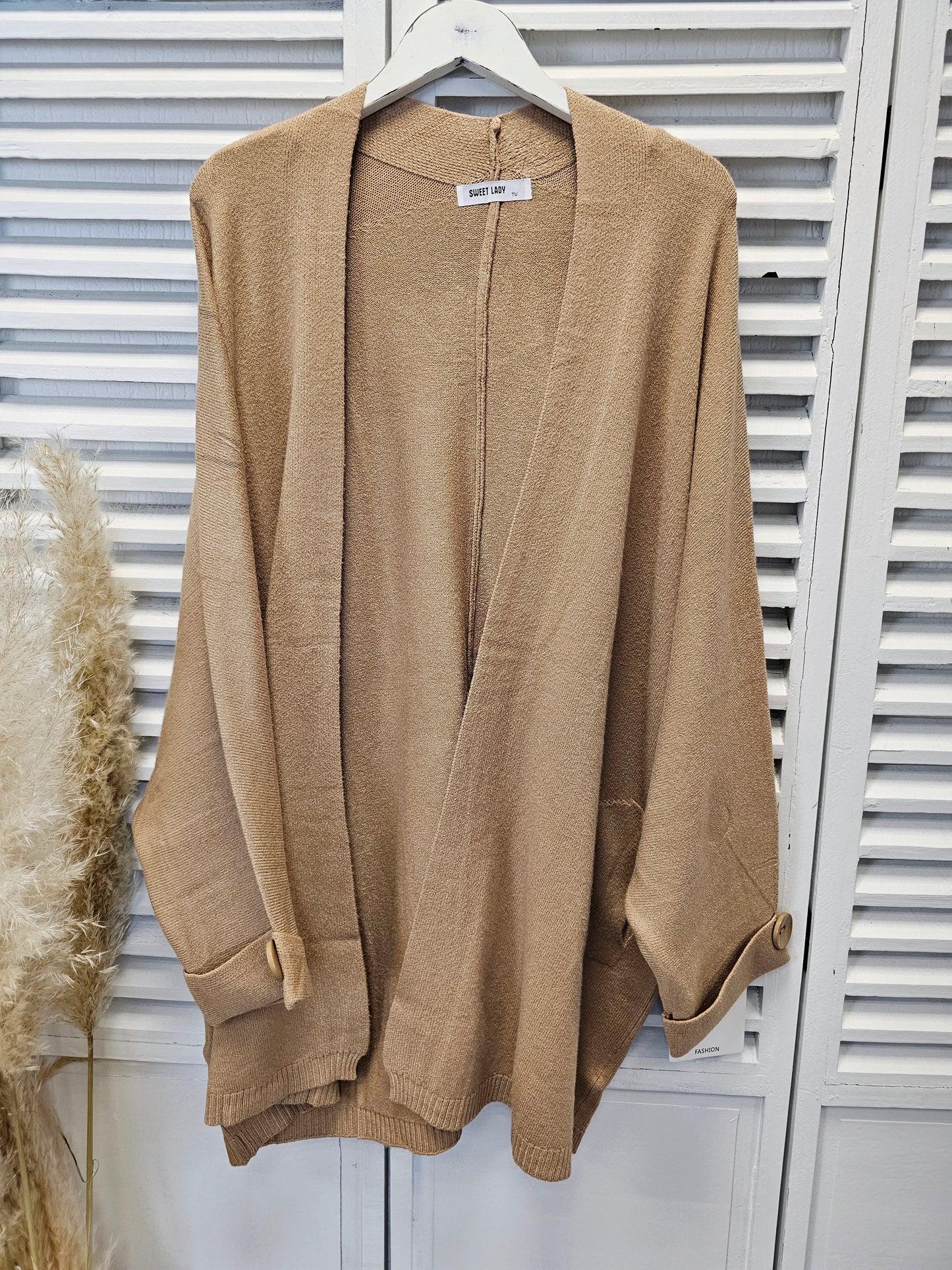 Weiche Strickjacke in Camel mit Knöpfen und Taschen