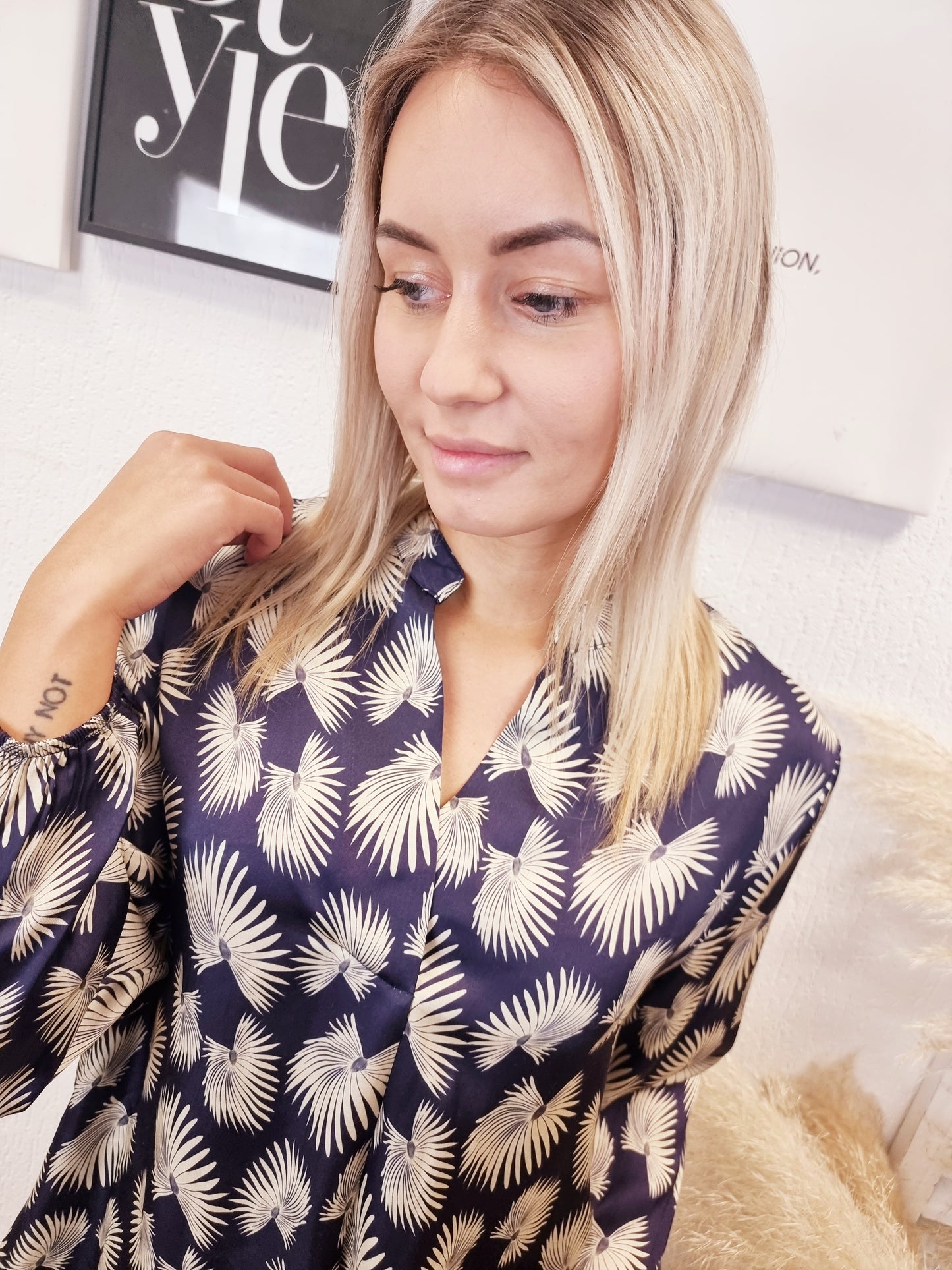 Seidige Bluse in Marine mit floralem Muster
