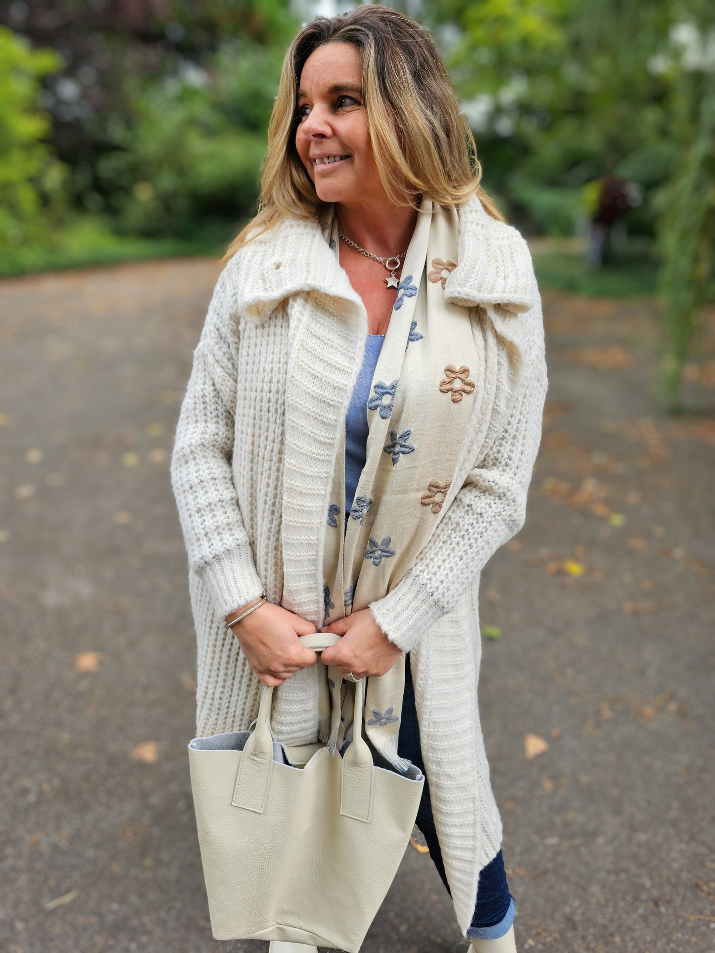 Strickjacke mit Schalkragen mit Knöpfen in Natur Lanawolle