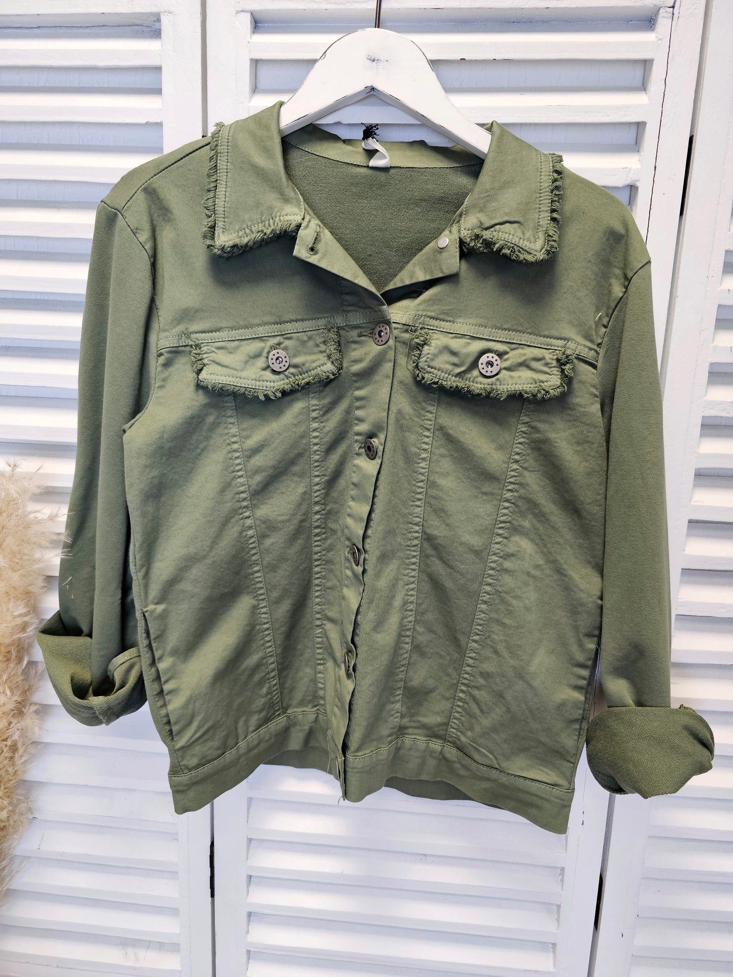 Leichte Jeansjacke in Khaki mit ausgefransten Details