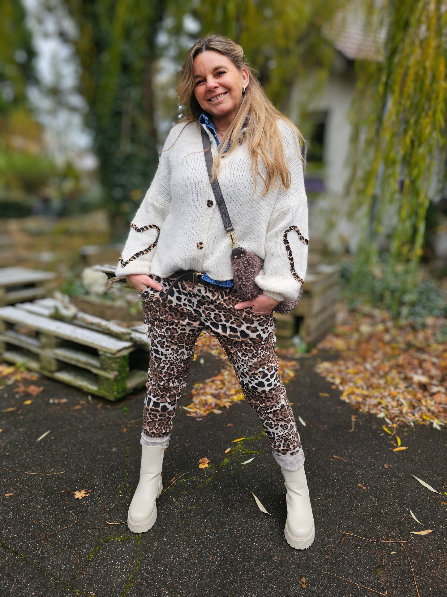 Jogpants Leoprint mit Stretchbund und Gürtel
