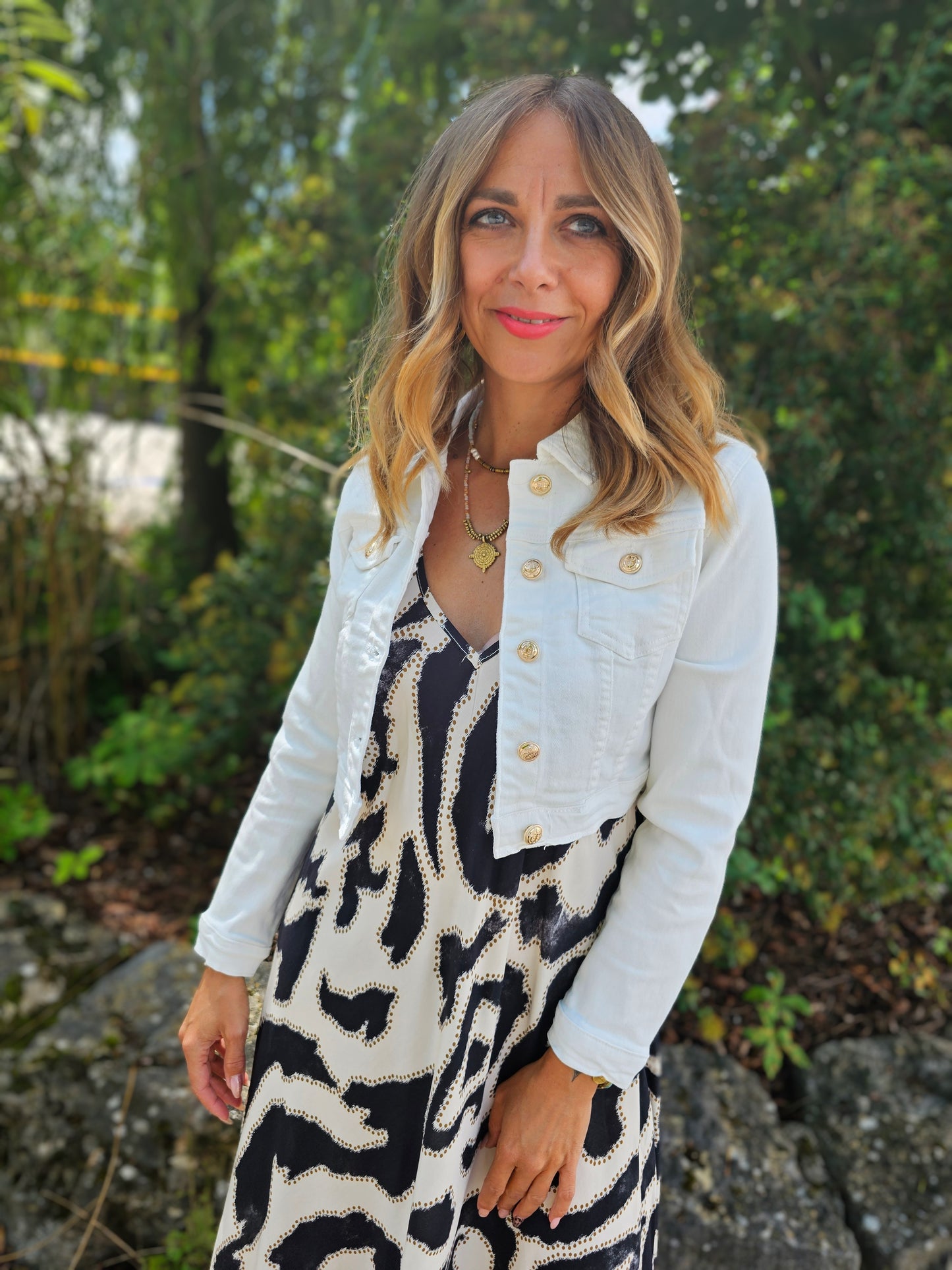 Kurze cropped Jeansjacke in Eierschalenweiß mit goldenen Knöpfen Zac&Zoe