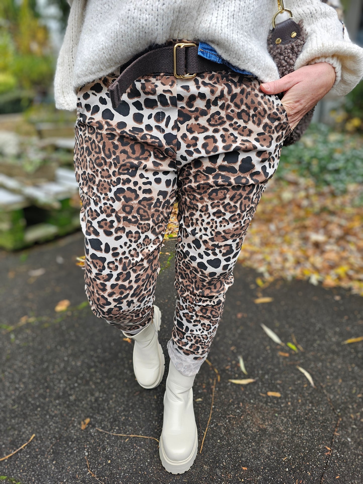 Jogpants Leoprint mit Stretchbund und Gürtel