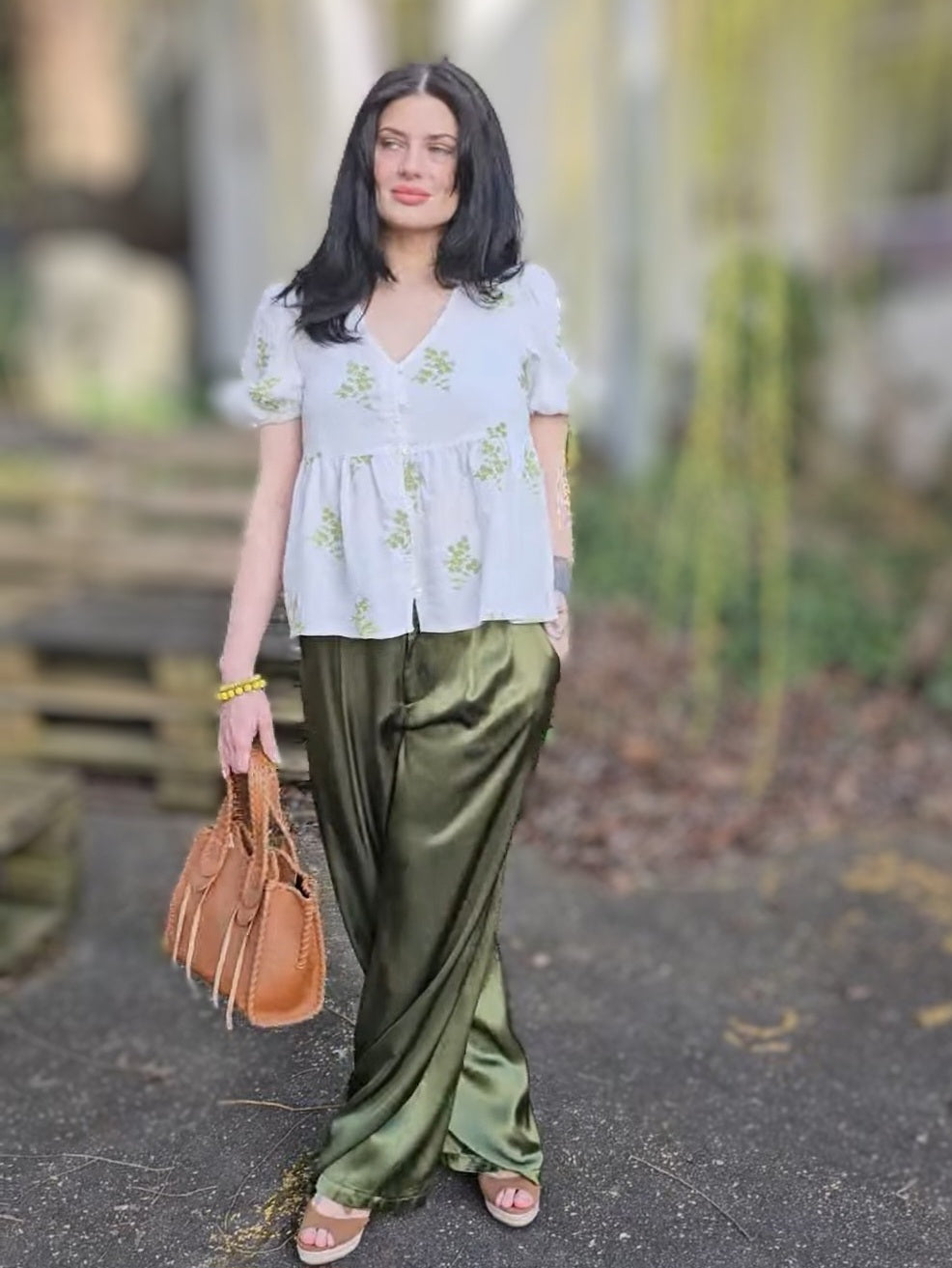 Weisse Bluse mit aufgestickten grünen Blumen und Knopfleiste vorne, romantische Kurzarmbluse mit Rüschensaum