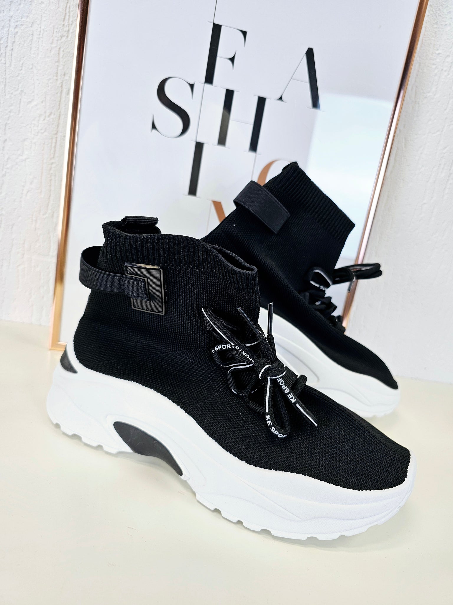 Hohe Schlupf-Stricksneaker in Schwarz " Marion "