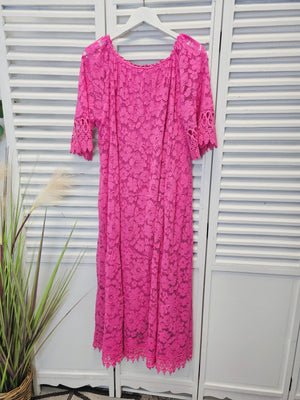 Langes Kleid aus Spitze in Pink