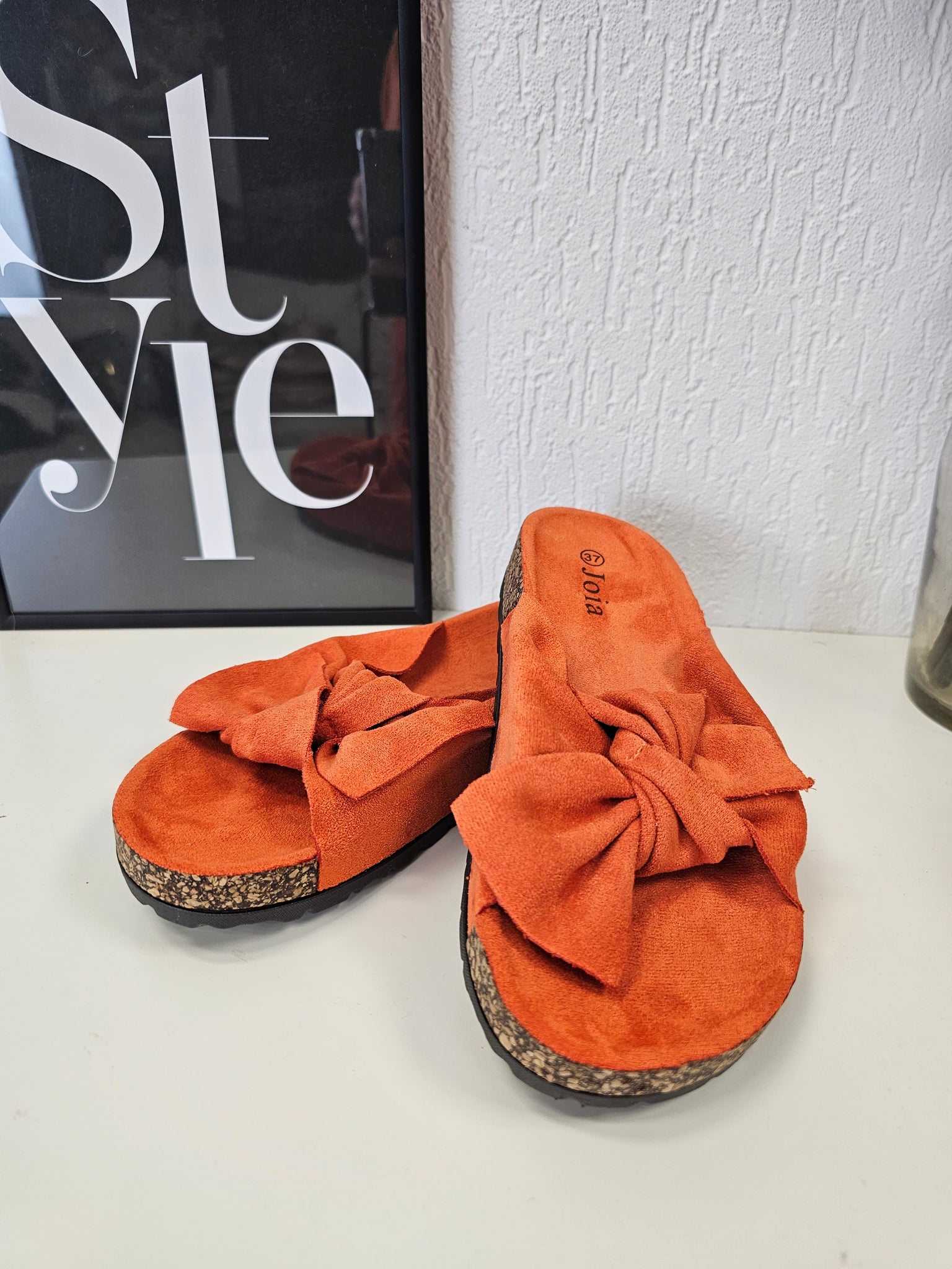 Pantolette Wildlederoptik mit Schleife in verschiedenen Farben Ledertief-Fußbett