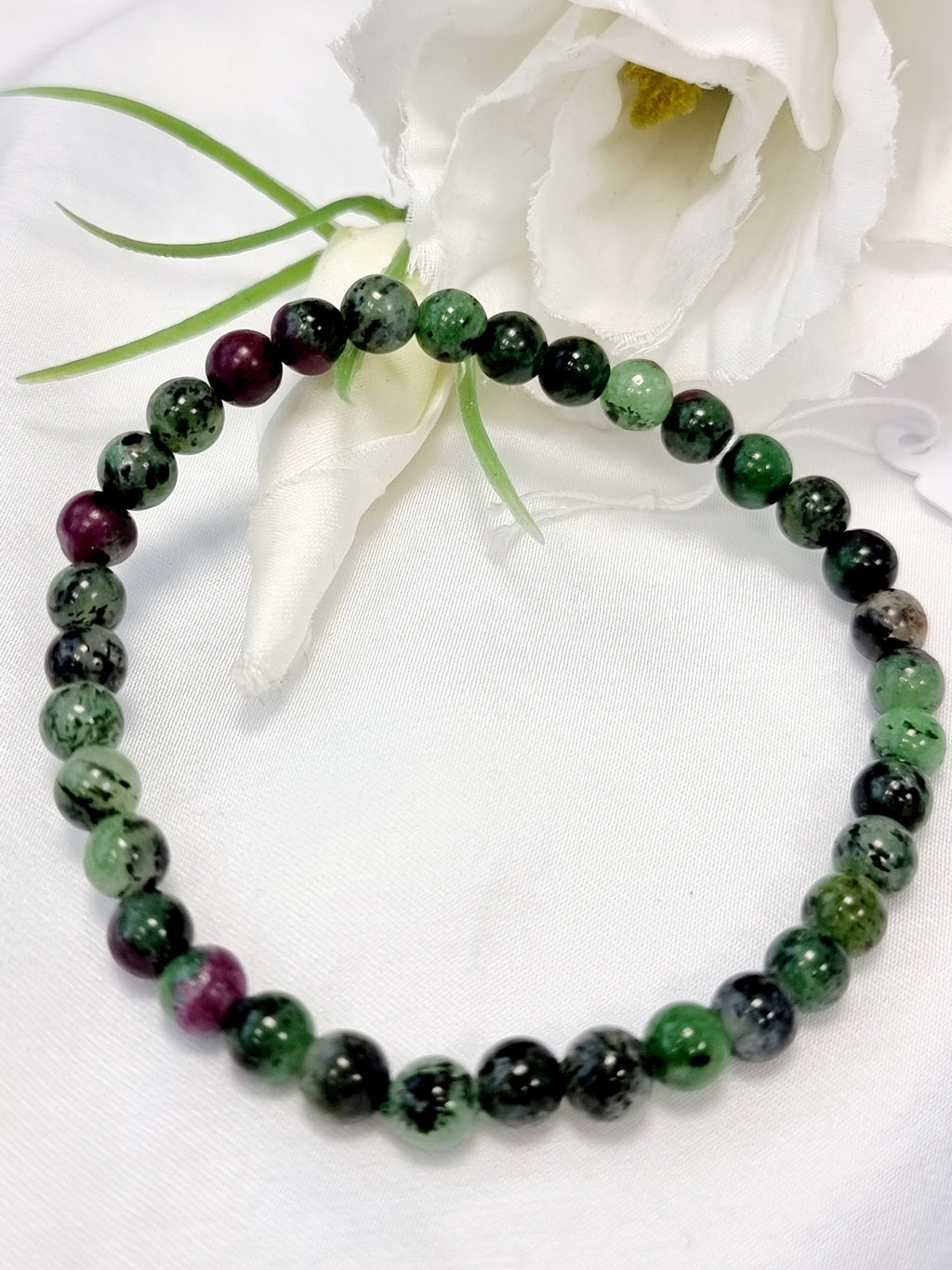 Edelstein-Armband mit kleinen Perlen in Grüntönen