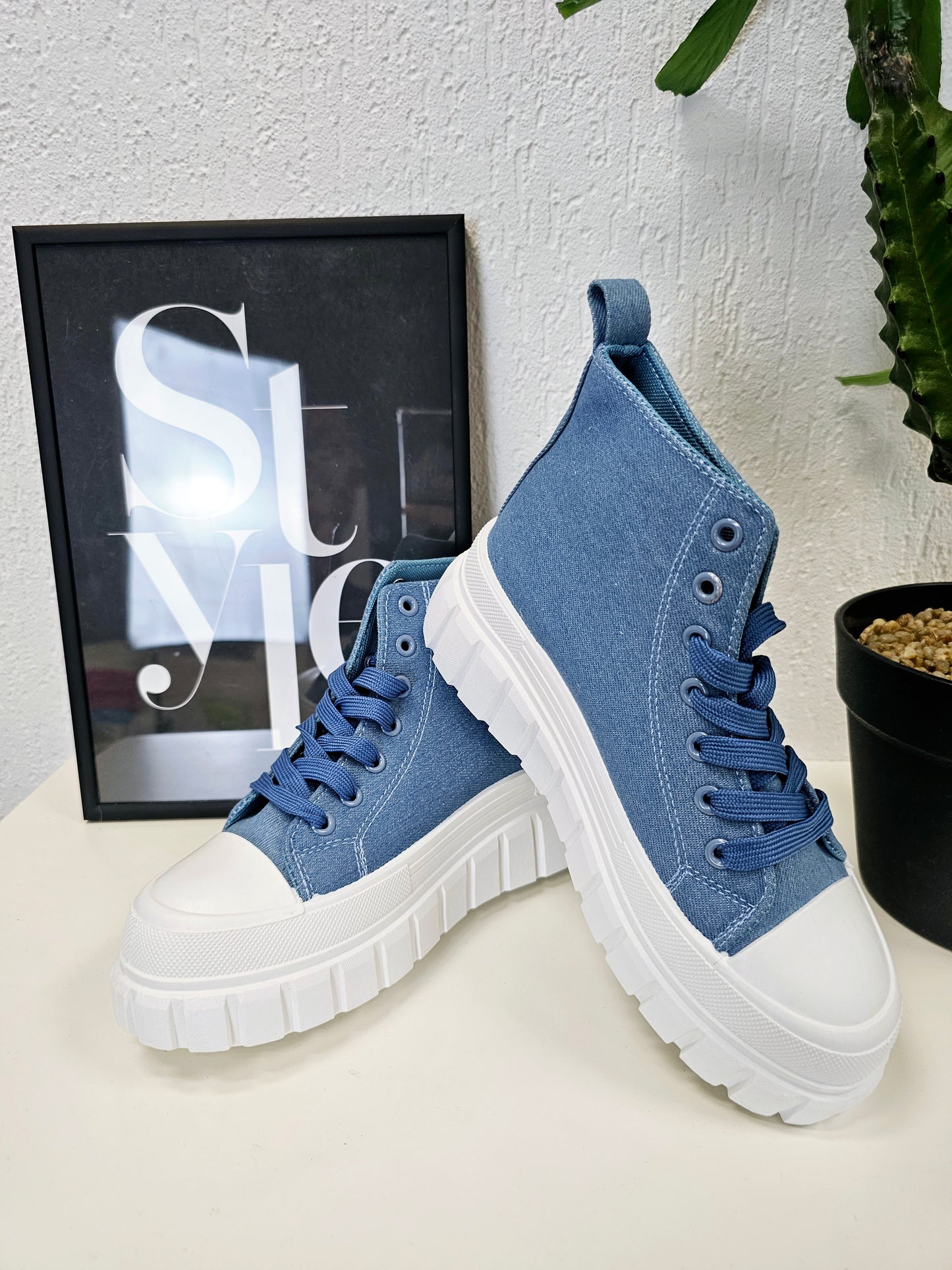 Jeansblaue hohe Sneaker Canvas Stoff-Turnschuhe