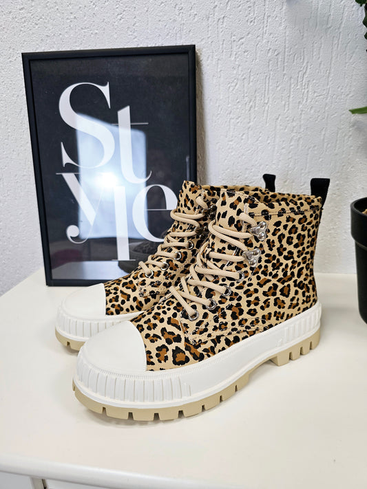 Hohe Sneaker mit Leoprint nur noch Größe 38 vorrätig