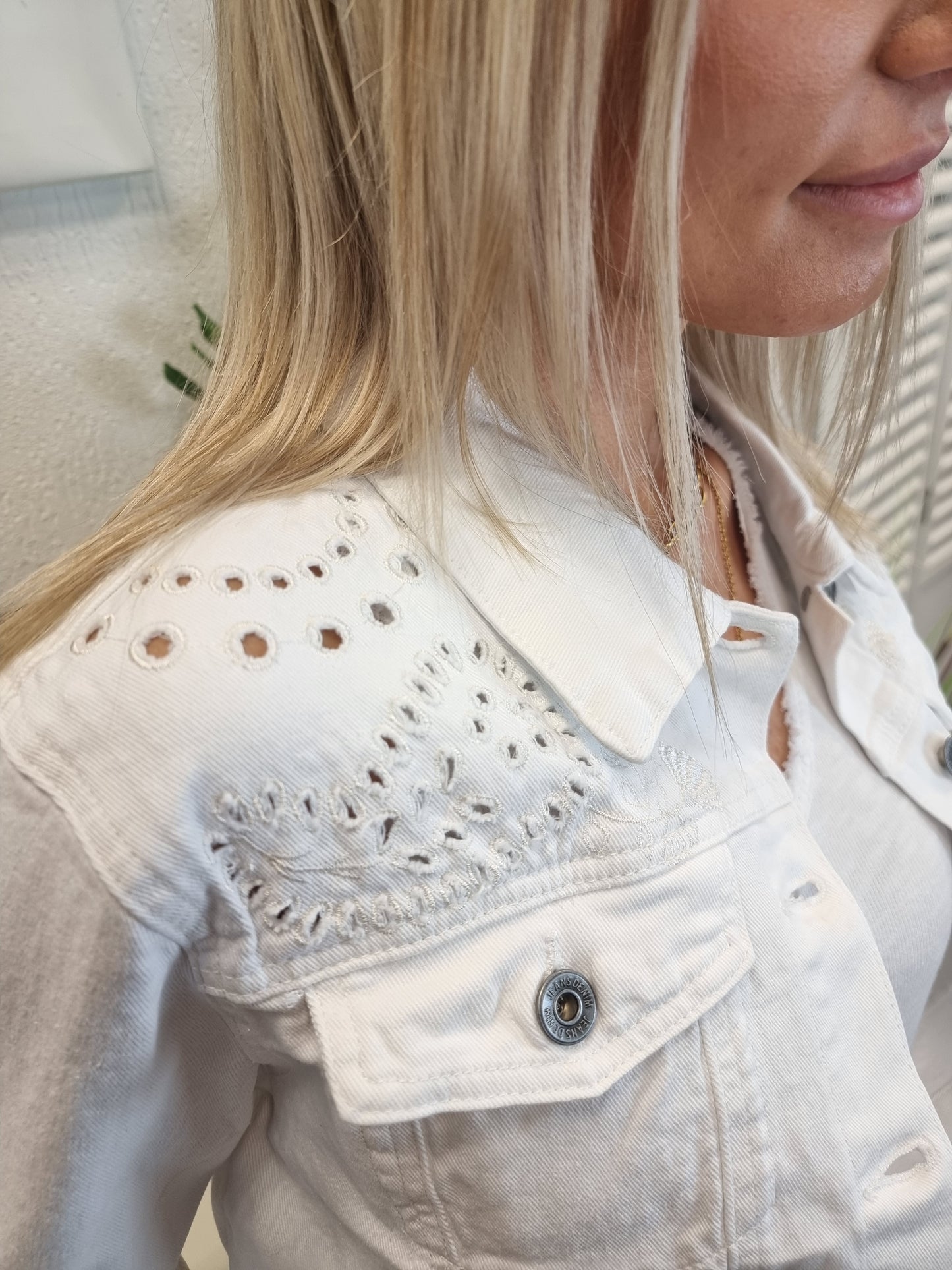 Weiße Jeansjacke mit Lochmuster Details