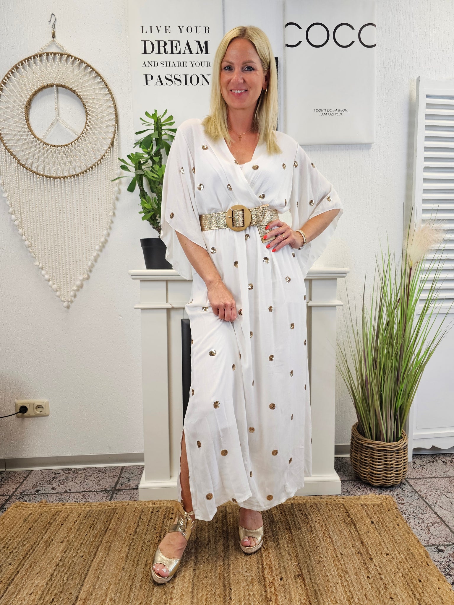 Weißes langes Kleid mit Goldenen Paillettendetails