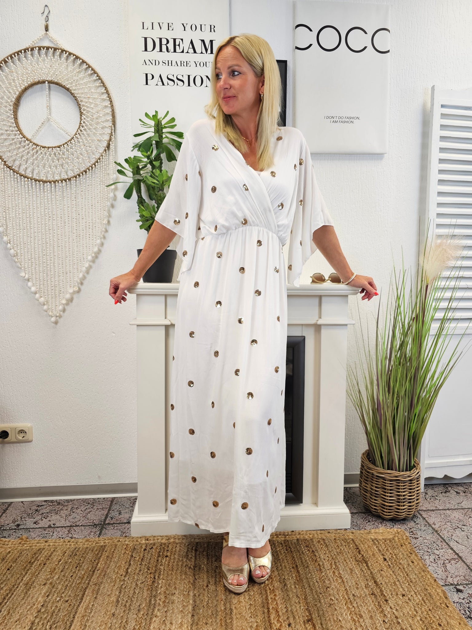 Weißes langes Kleid mit Goldenen Paillettendetails