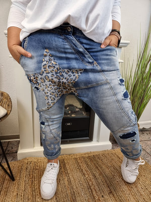 Baggy Destroyed Jeans mit steinchenbesetzten Sternaufdruck