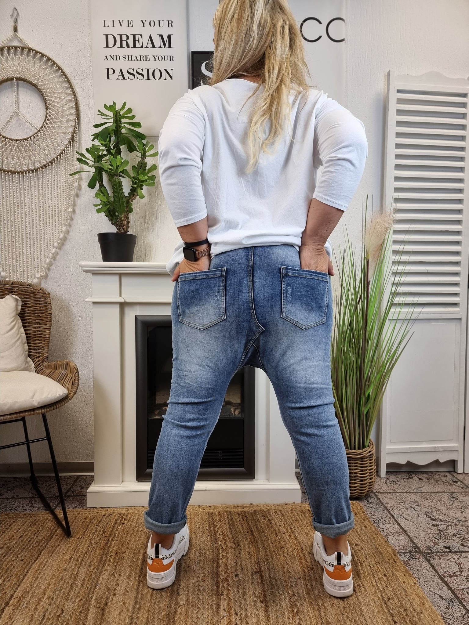 Baggy Destroyed Jeans mit steinchenbesetzten Sternaufdruck